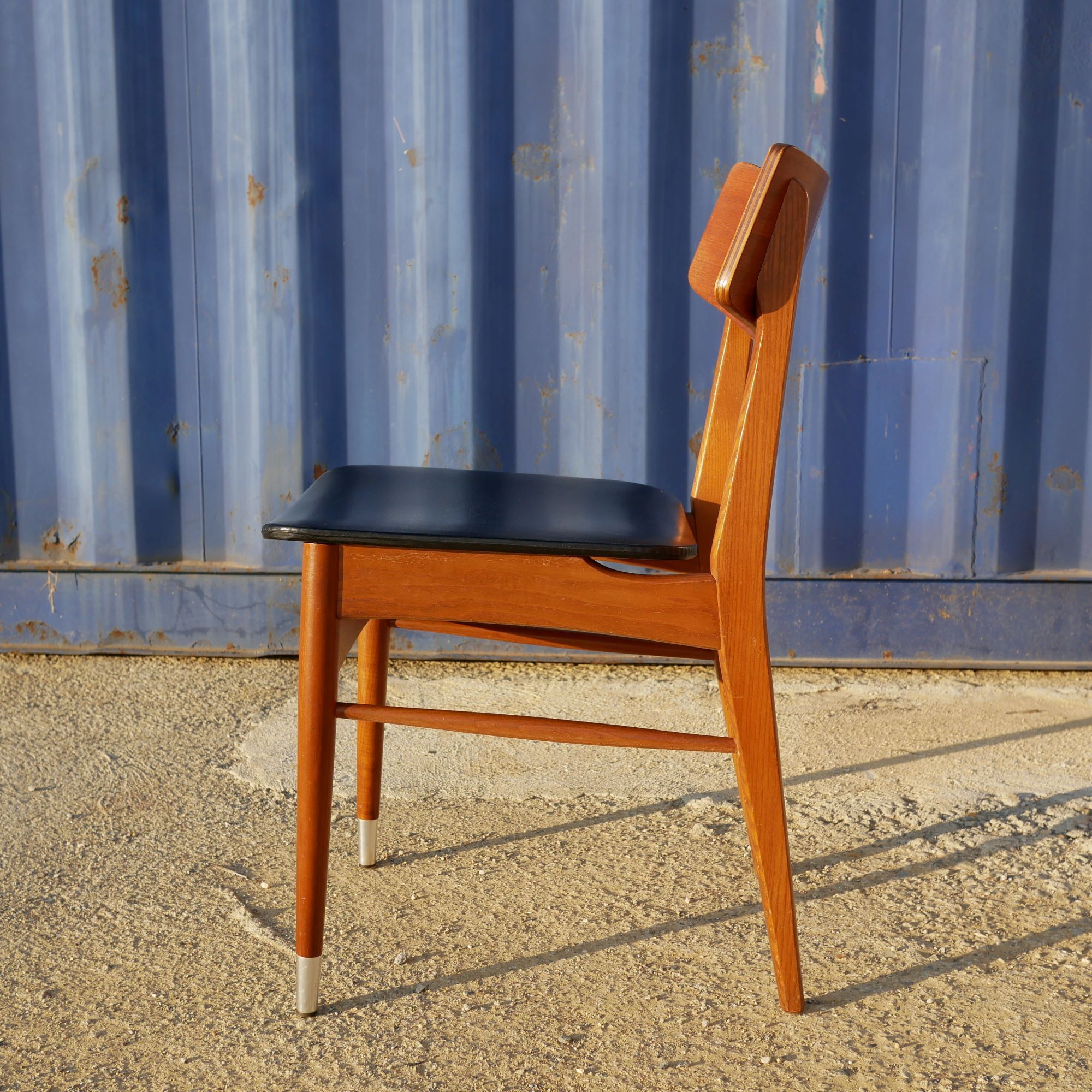 6 scandinavian chairs in wood and black leather