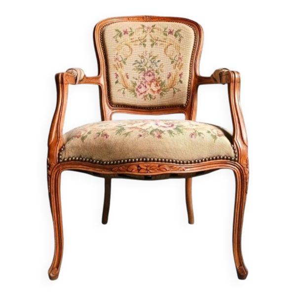Fauteuil cabriolet en tapisserie brodée finition clous décoratifs