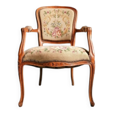Fauteuil cabriolet en tapisserie brodée finition clous décoratifs