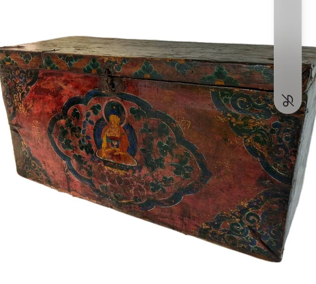 Grand Coffre ancien tibetain en bois avec peinture de bouddha XVIII
