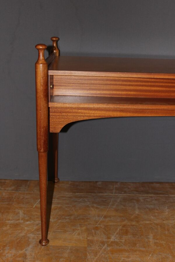 Bureau plat trois tiroirs et laque Maison Gauthier vers 1960