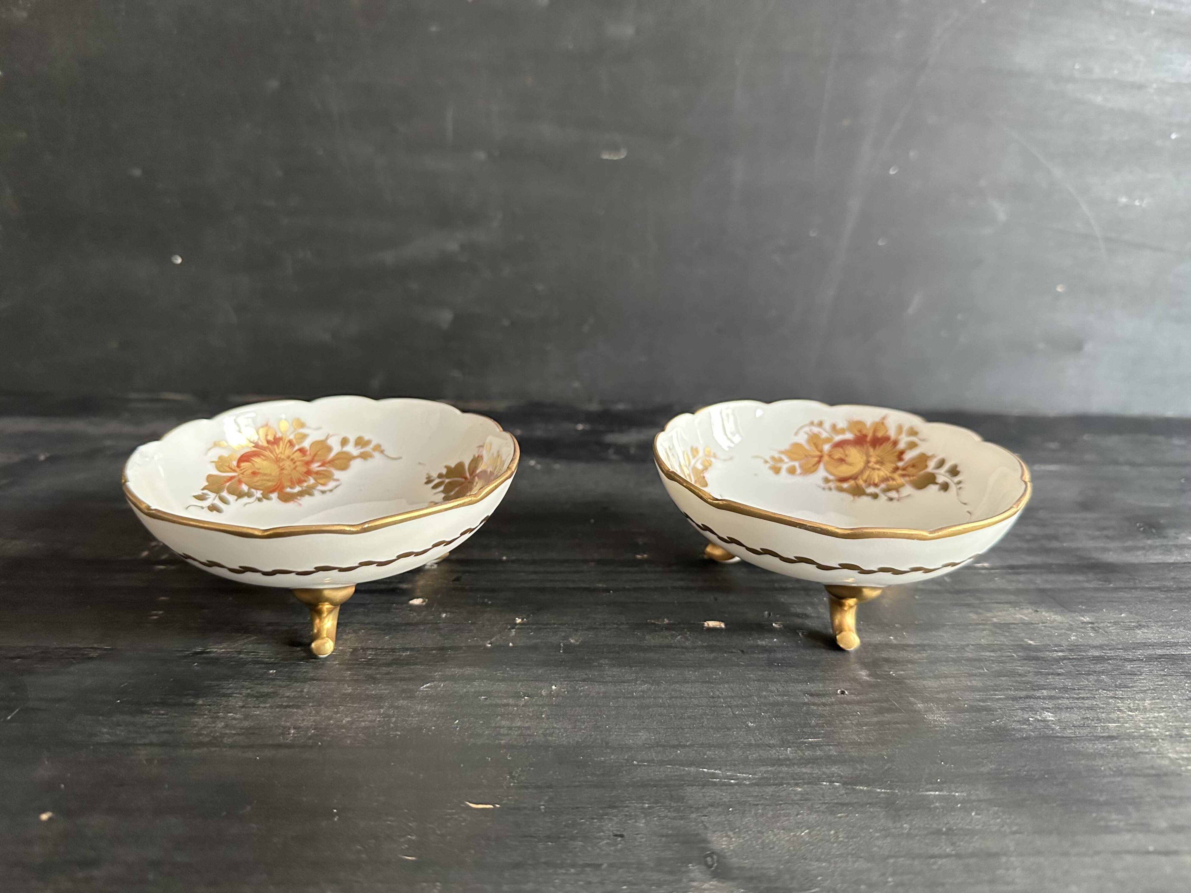Pair of tripod bowls in gilded Limoges porcelain.