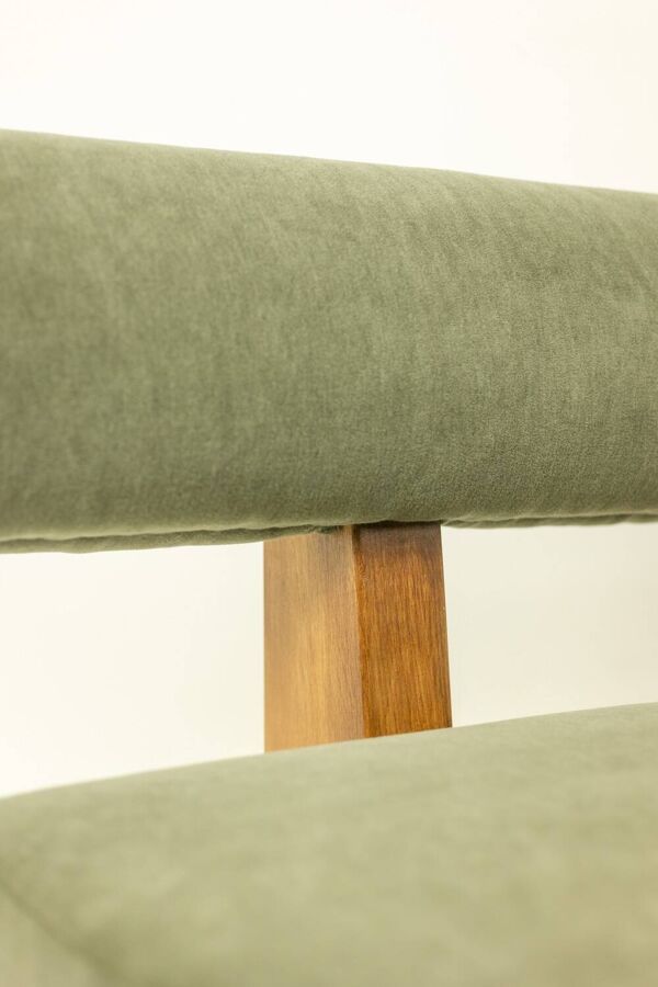 Banquette 3 places en frêne clair et velours de mohair vert. Contemporain