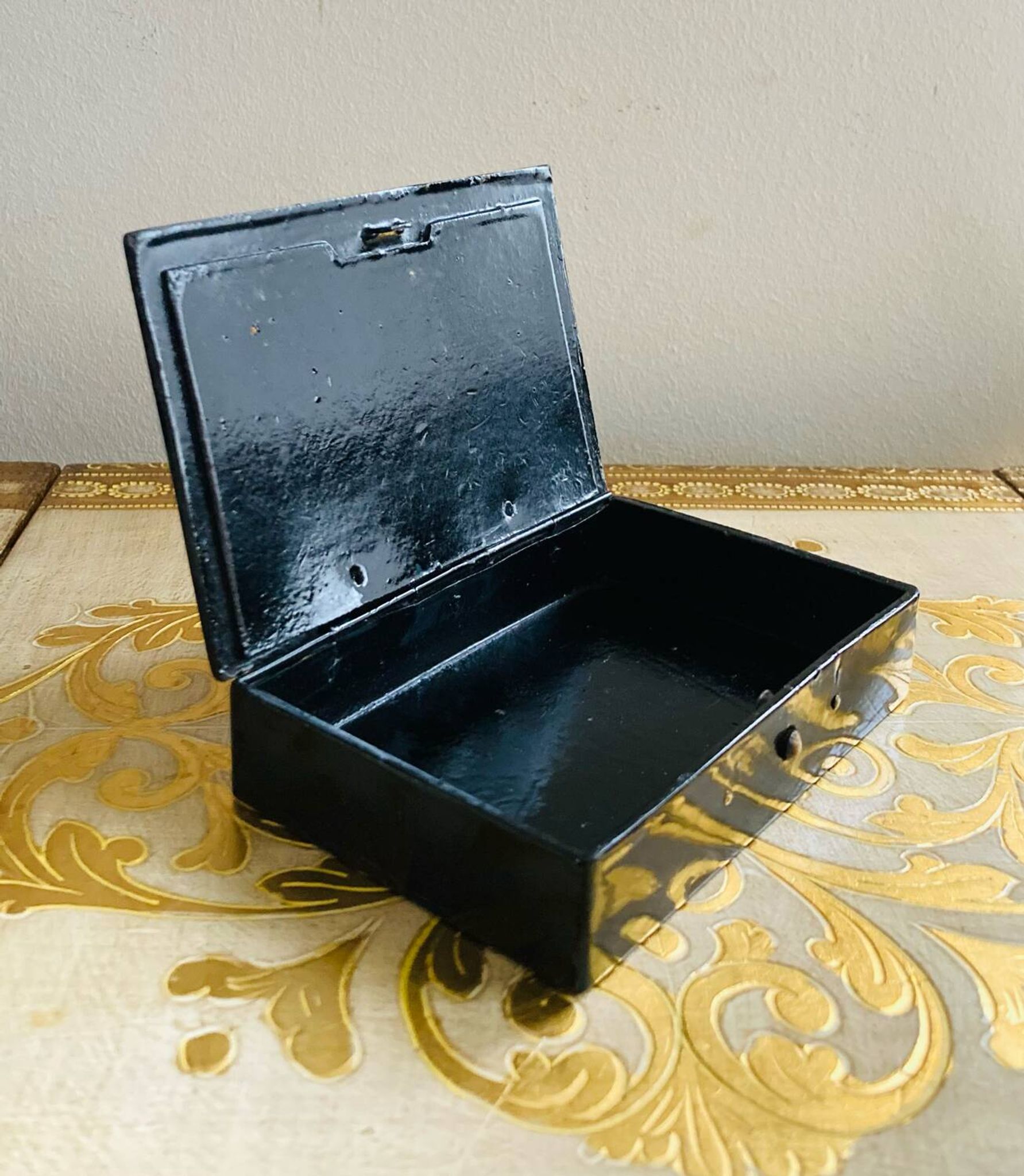 19th-century Chinese lacquer box, handmade motifs, coat of arms of PARIS
