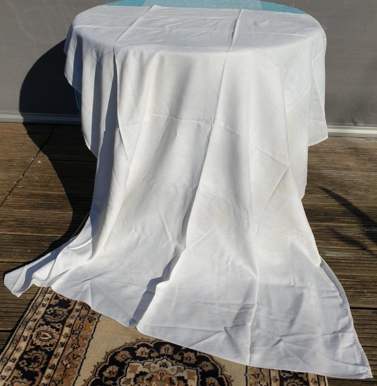 Nappe ivoire damassée monogrammée 160x145