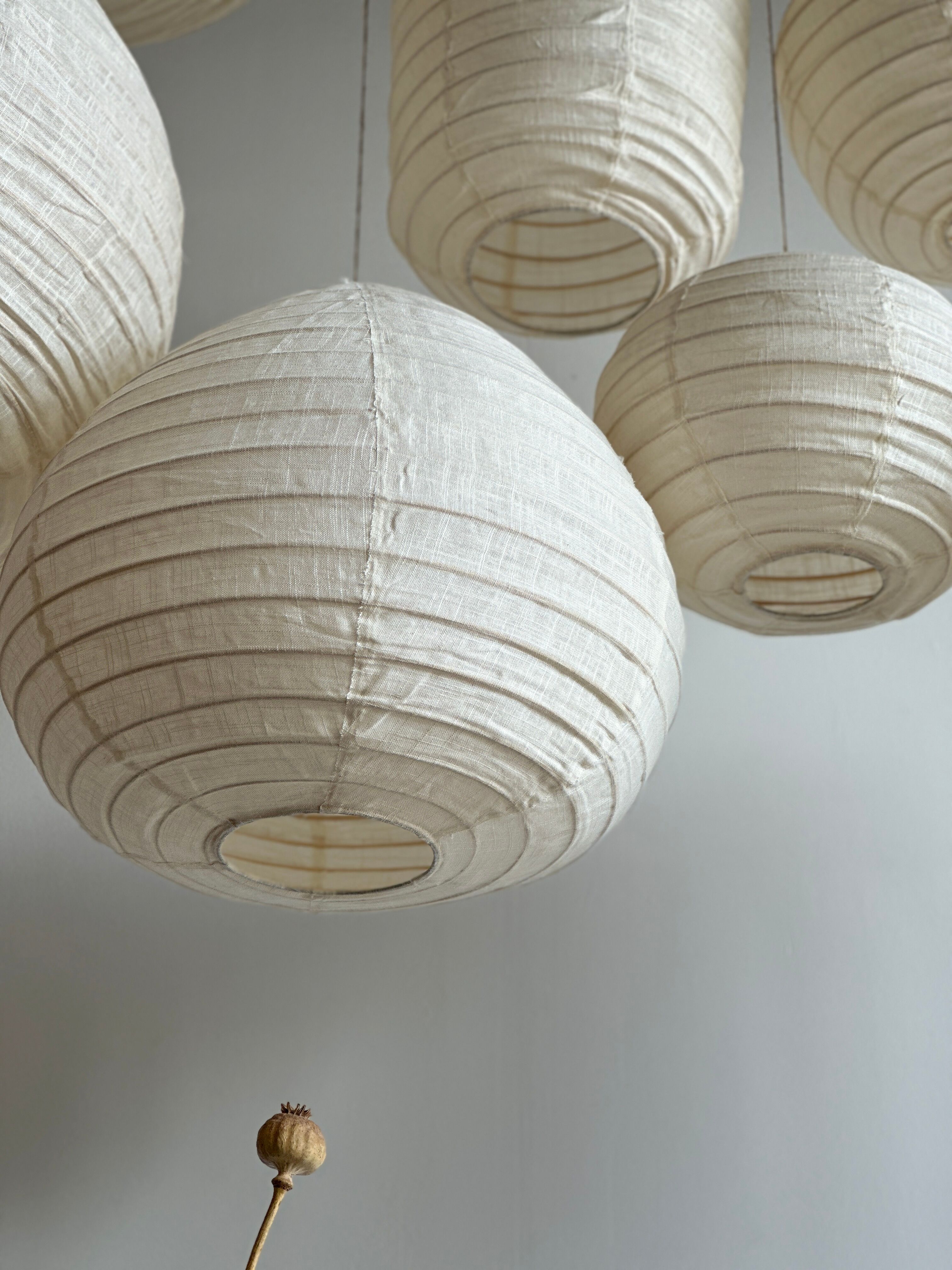 Suspension in rattan and natural japanese linen in the shape of a drop