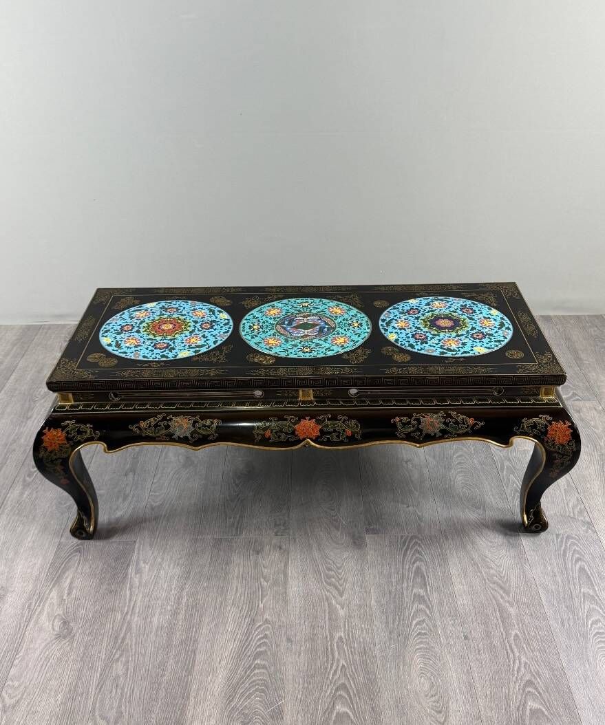 Black lacquered wooden coffee table with cloisonné and polychrome decoration, 20th century.