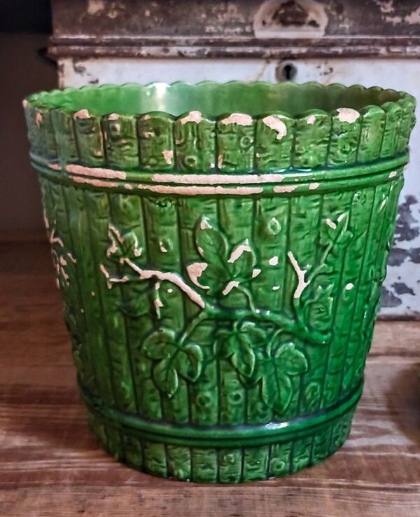 Pot de fleur et soucoupe en barbotine de G. De Bruyn XIX ème