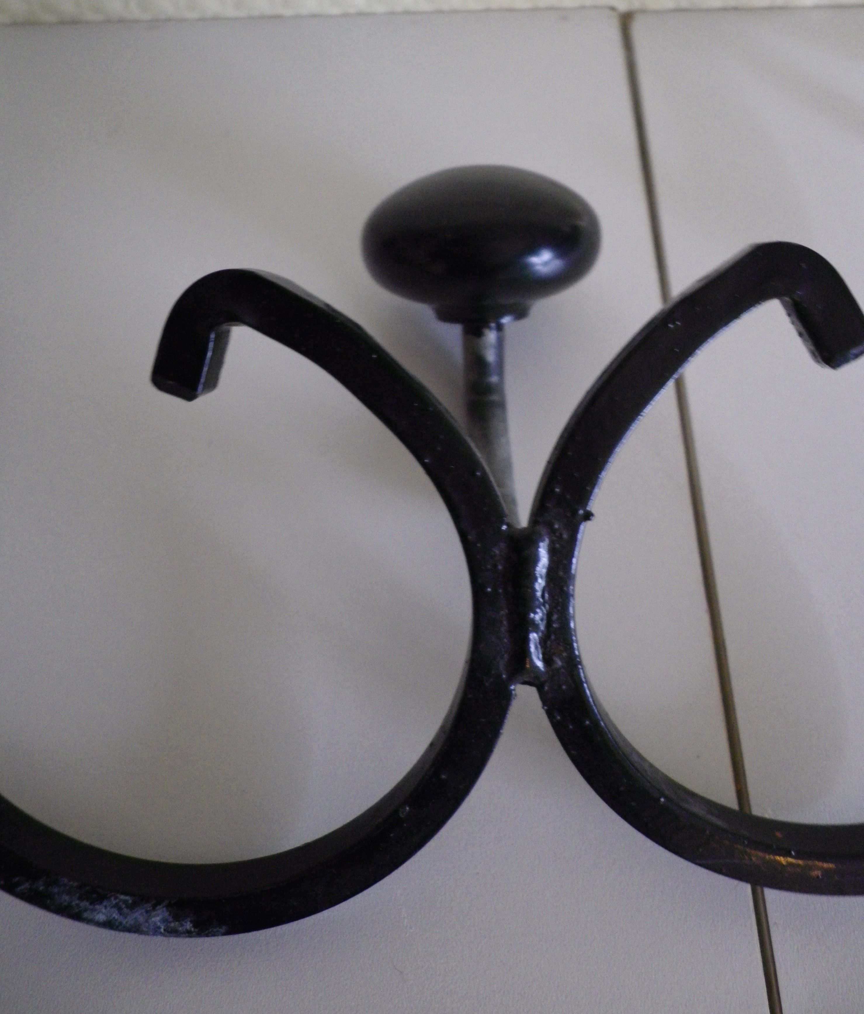 80 cm long wall coat door, made of wrought iron with 5 Suspensions in Bakelite - 70s