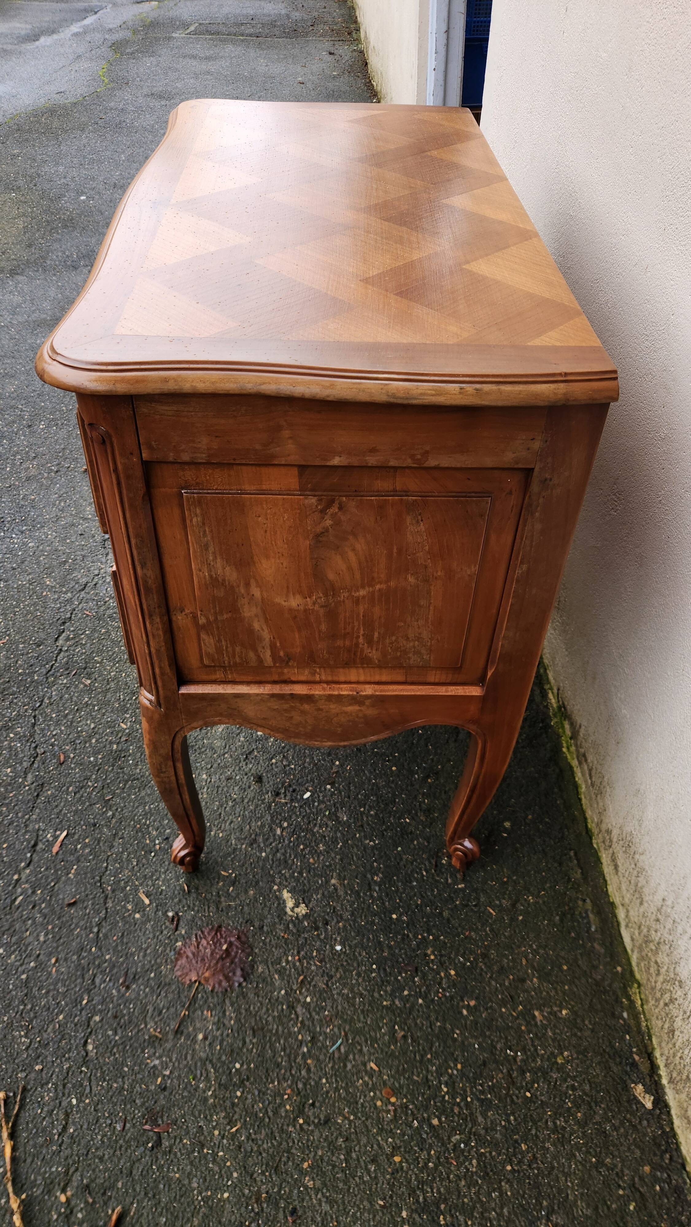 Beautiful vintage wooden chest of drawers with 2 drawers.