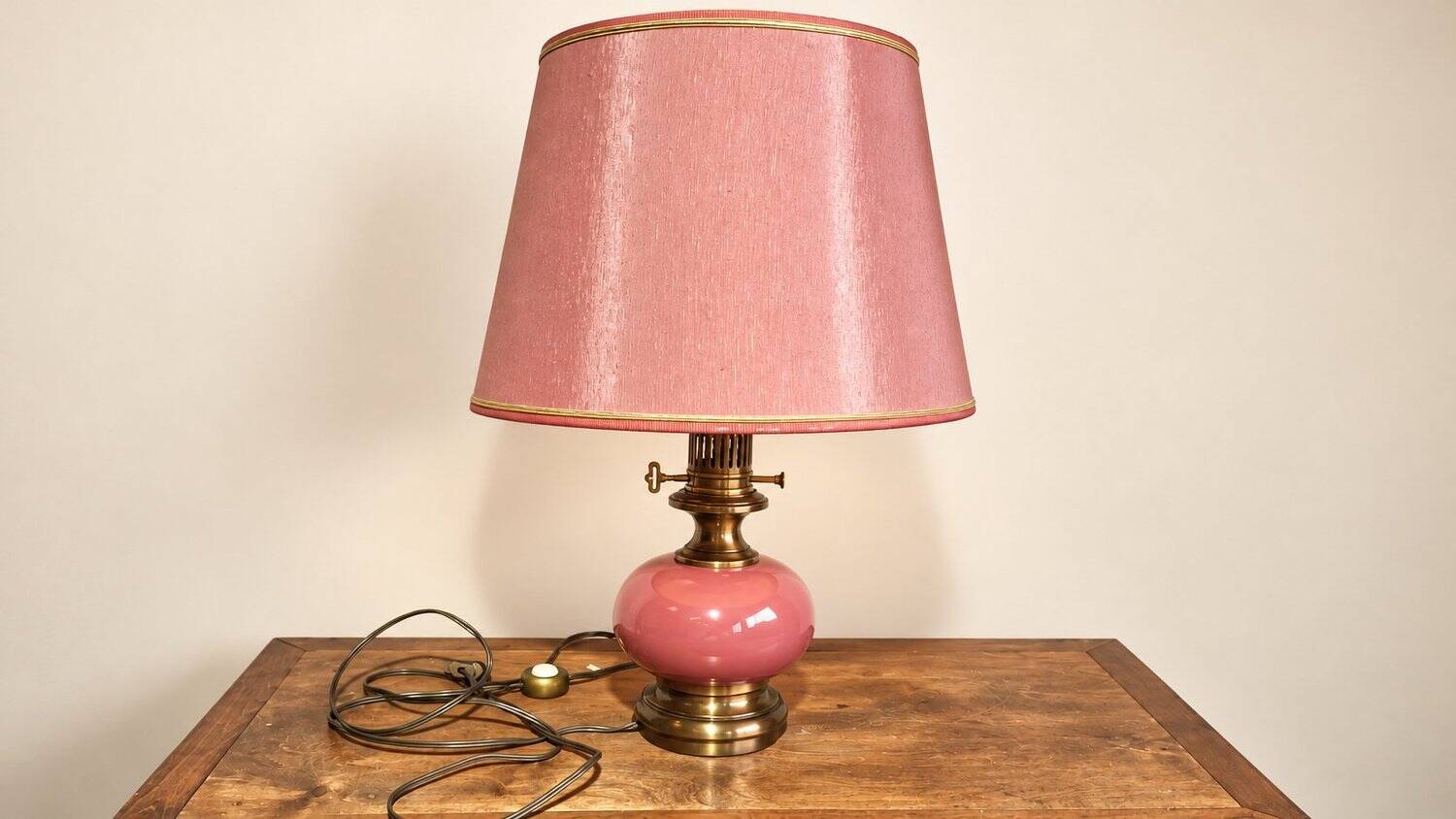 Neo-Victorian table lamp with pink opaline glass and brass – Vintage 1970s