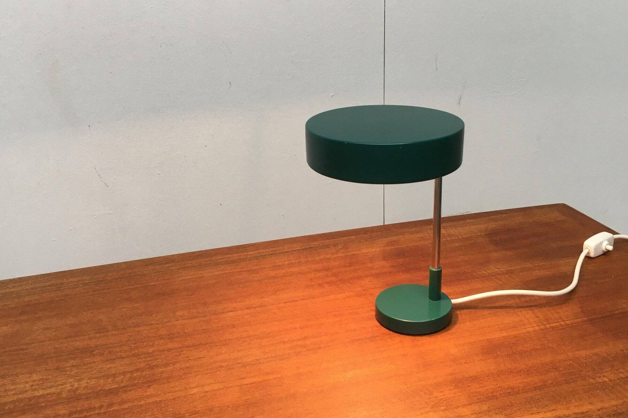Lampe de table allemande 6890 de milieu de siècle de Kaiser Idell / Kaiser Leuchten