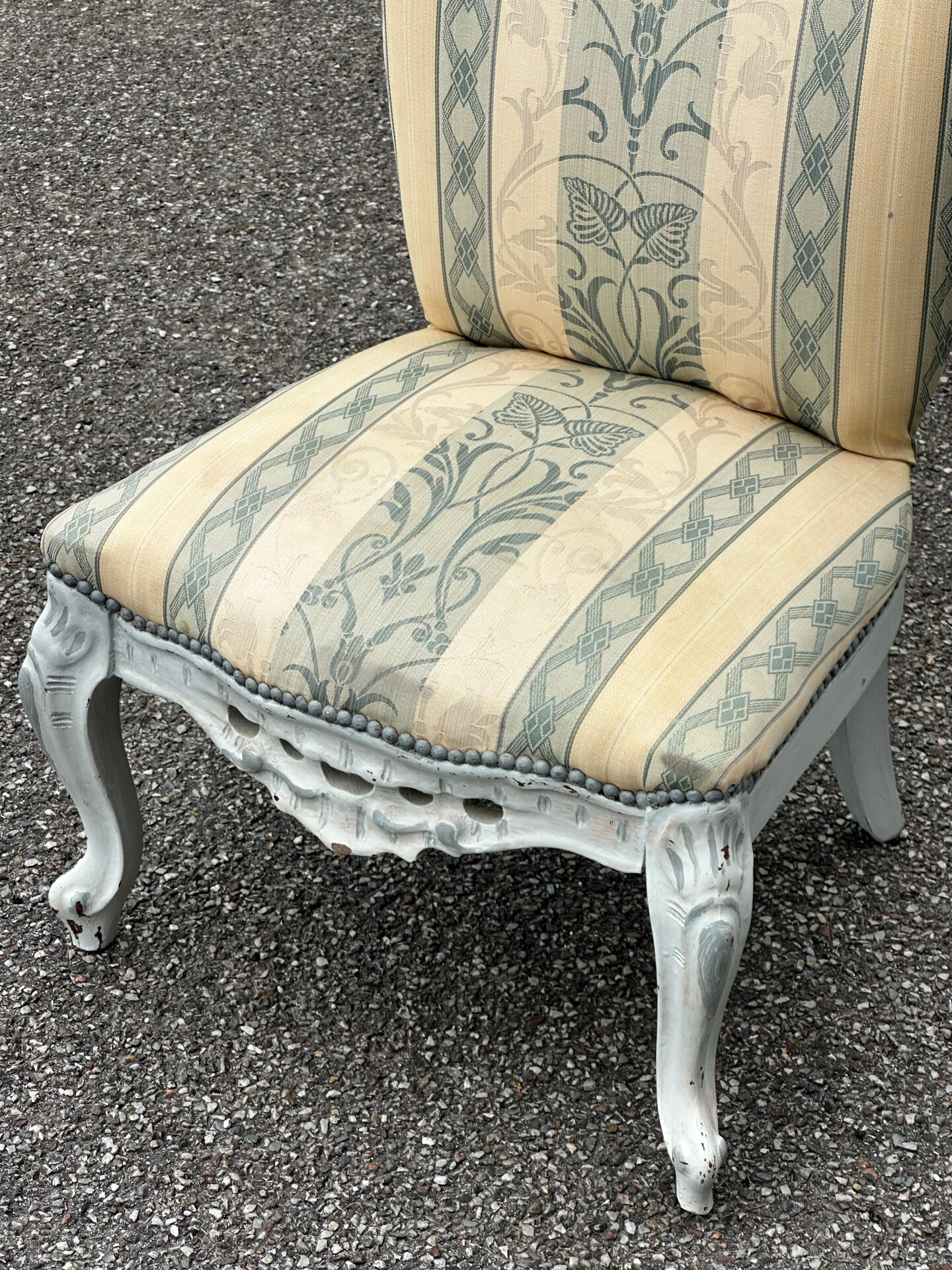 Chauffeuse de style Louis XV avec repose-pieds assorti – XXe siècle