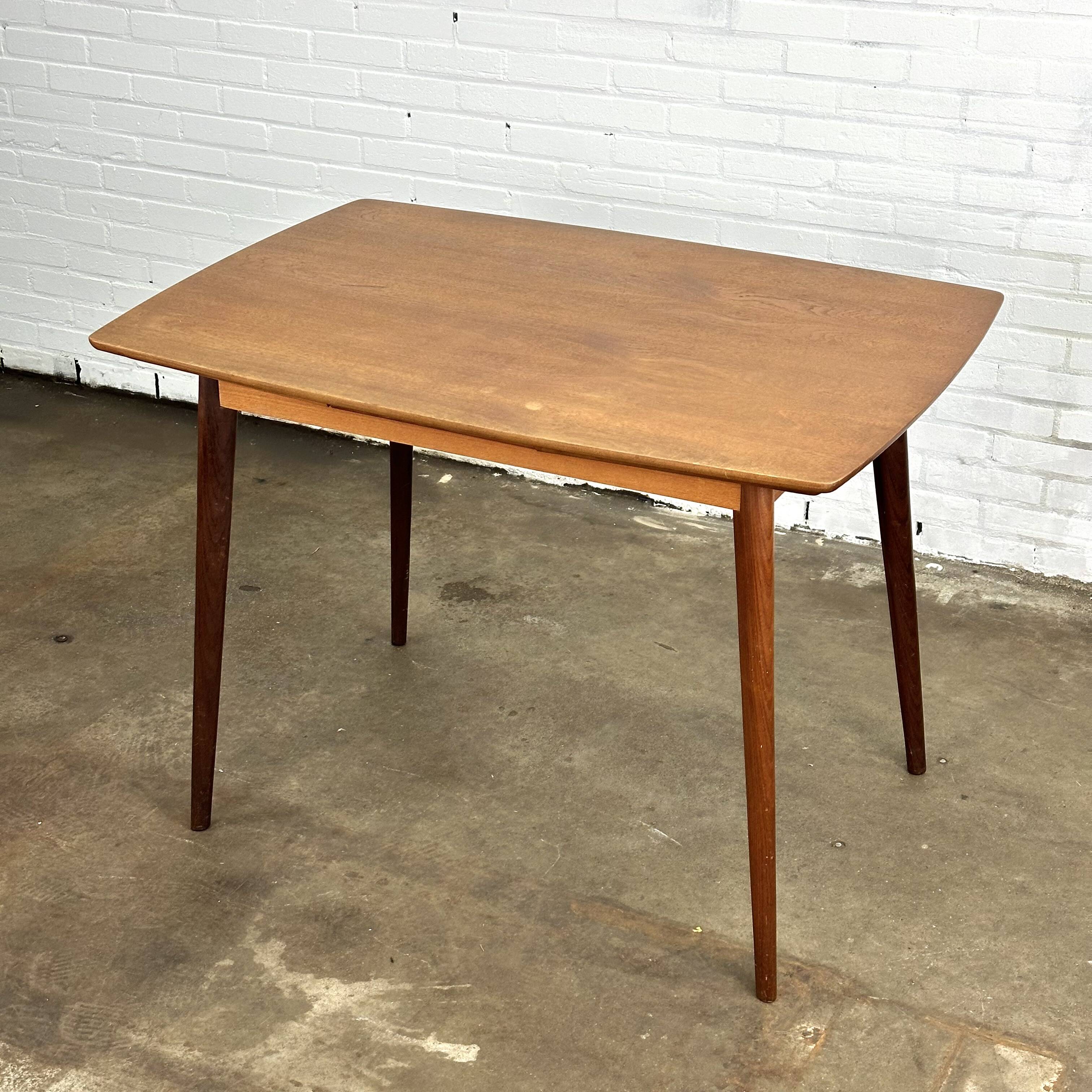 Extendable vintage dining table in teak wood