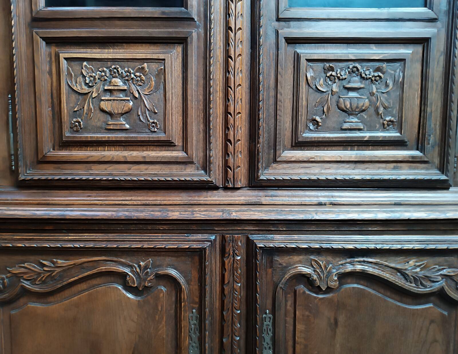 Buffet with 2 bodies in carved oak, Louis XV style, 19th century.
