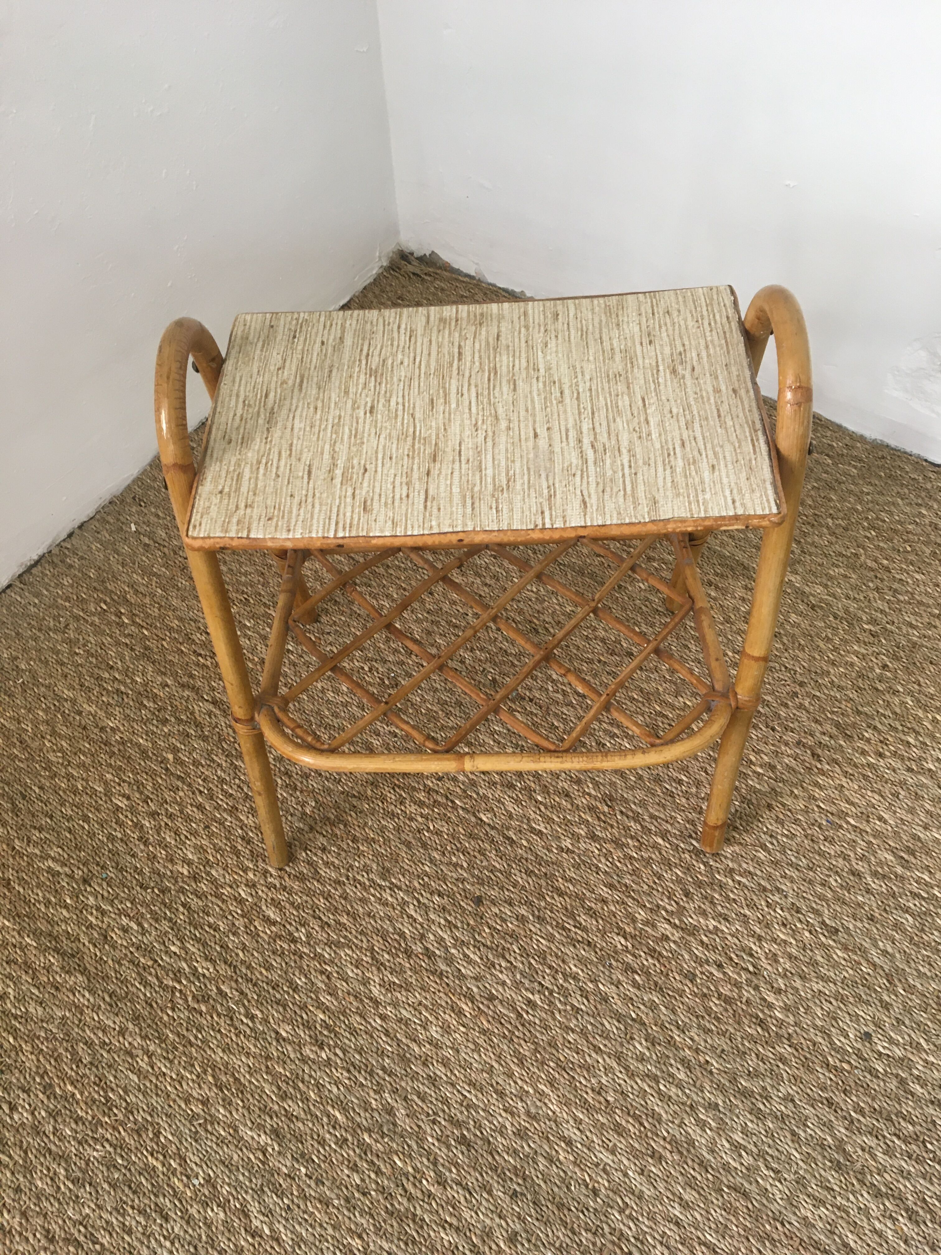 Table porte revue vintage en rotin