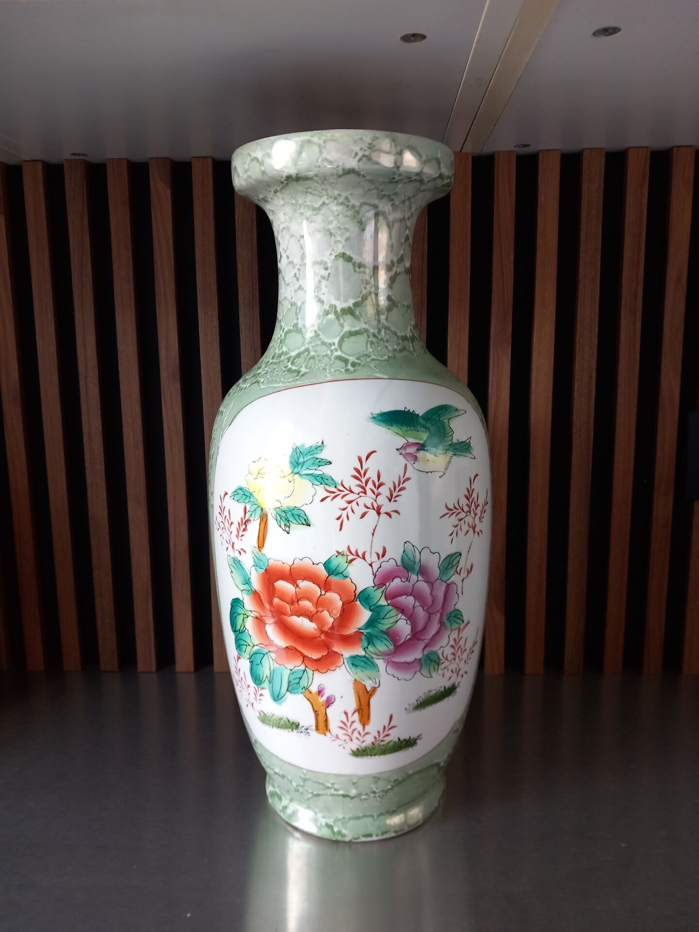 Vase chinois en porcelaine, décor floral et oiseaux, céladon