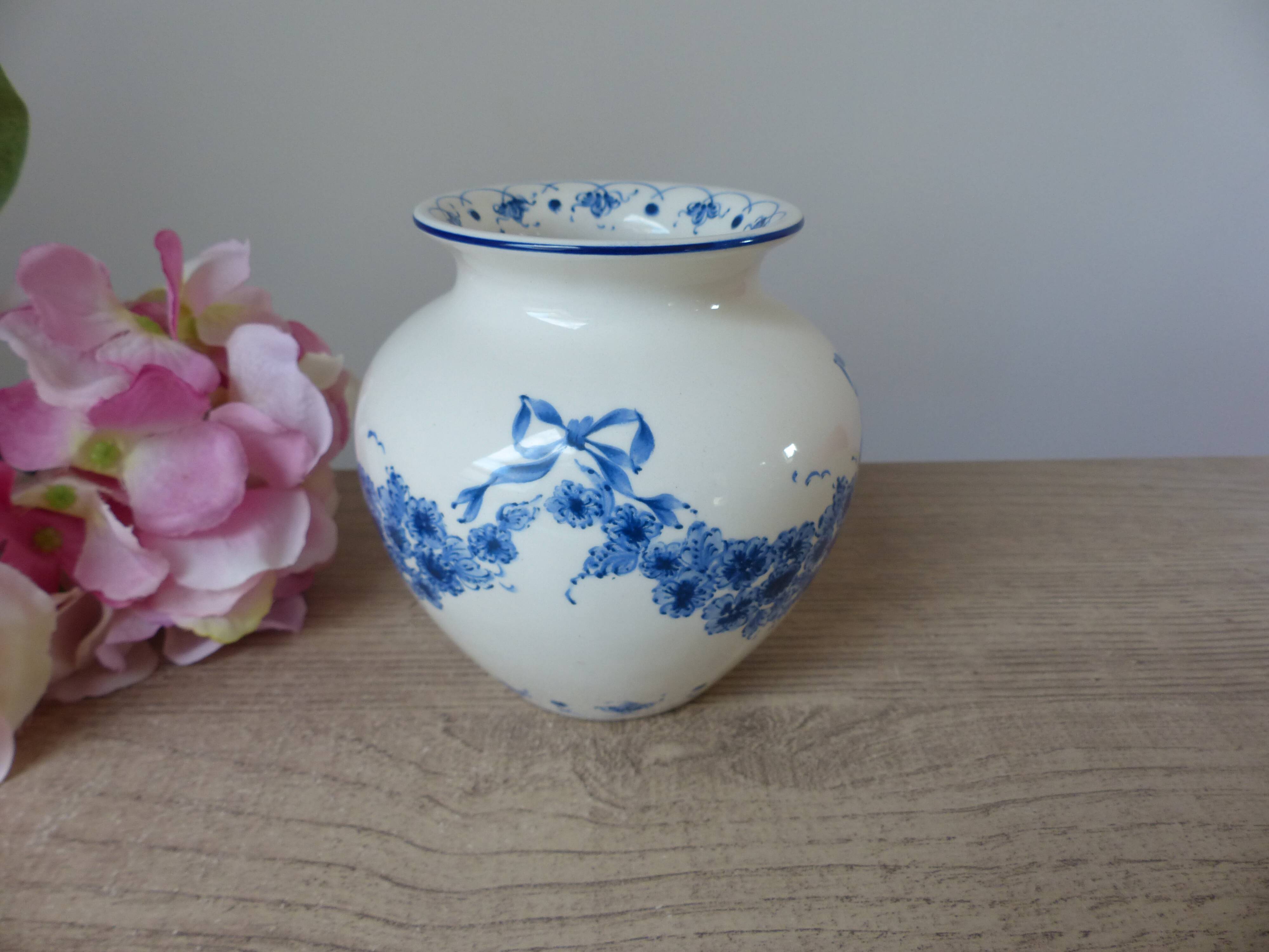 Vase boule signé Sia "Blue Garland"