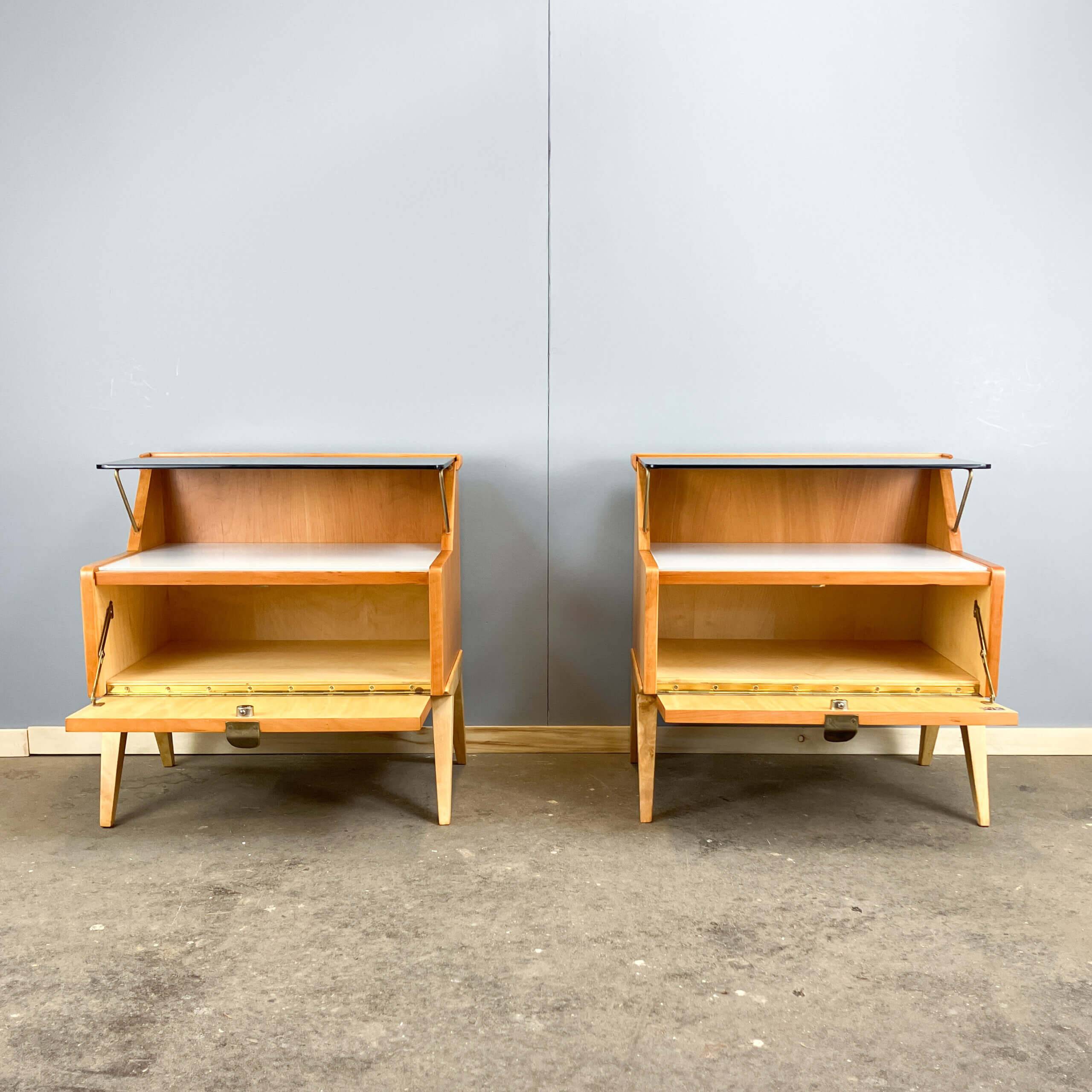 2 tables de chevet par WK Möbel avec des plateaux en verre noir et blanc, en bois de poirier, années 1950.