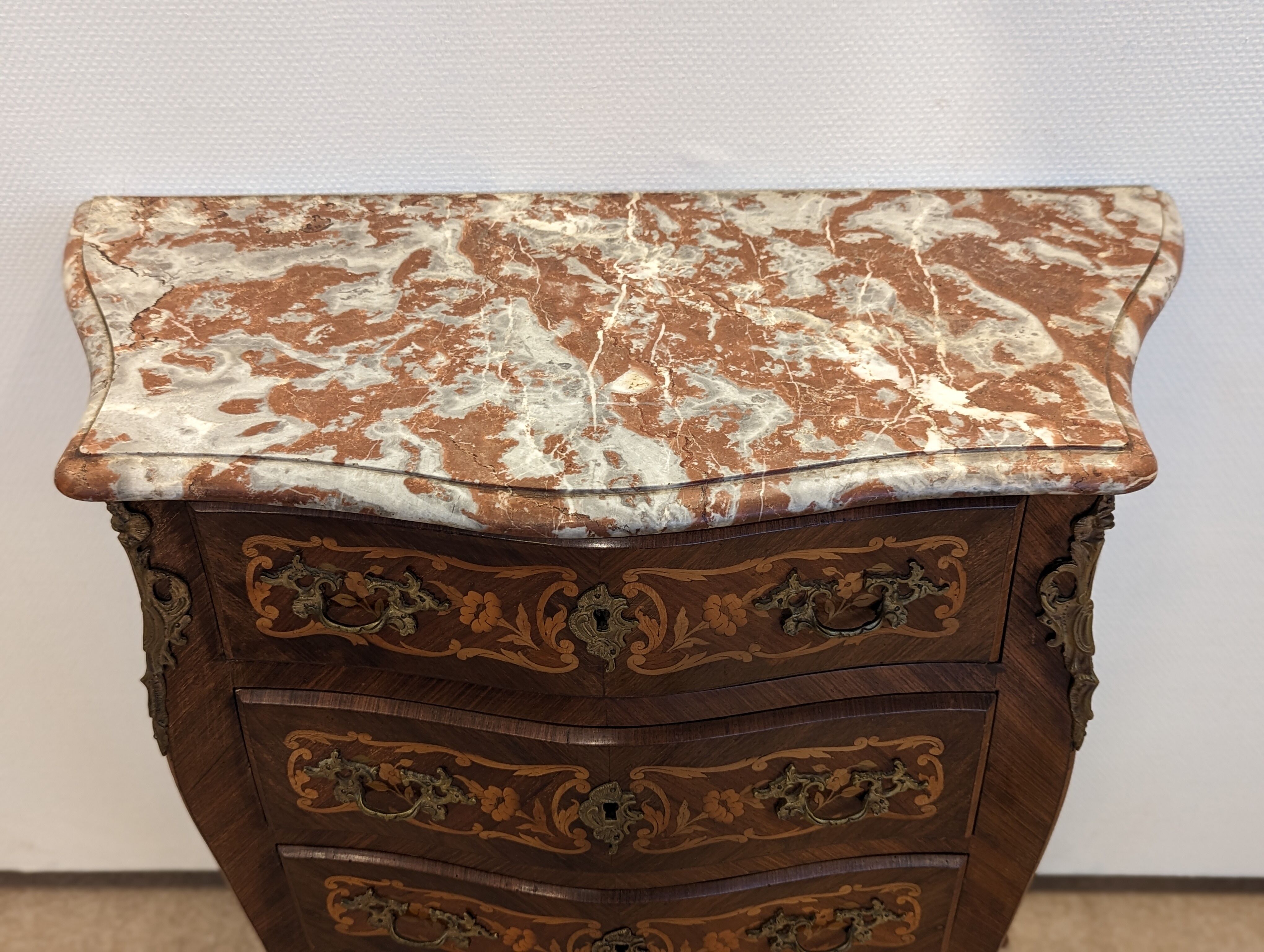 Small chest of drawers sauteuse louis XV inlaid