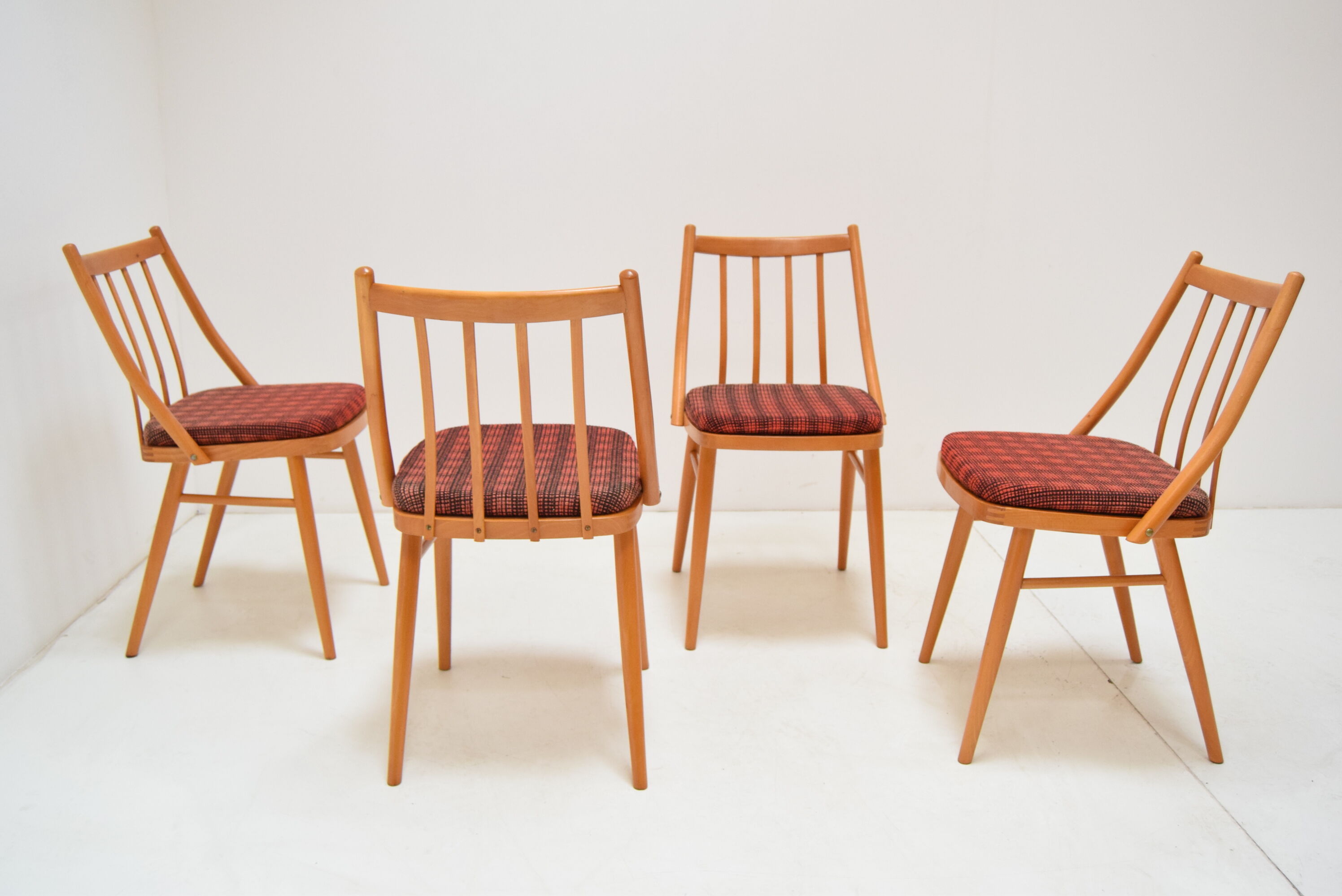 Lot de 4 chaises par Antonín Šuman, années 1980.