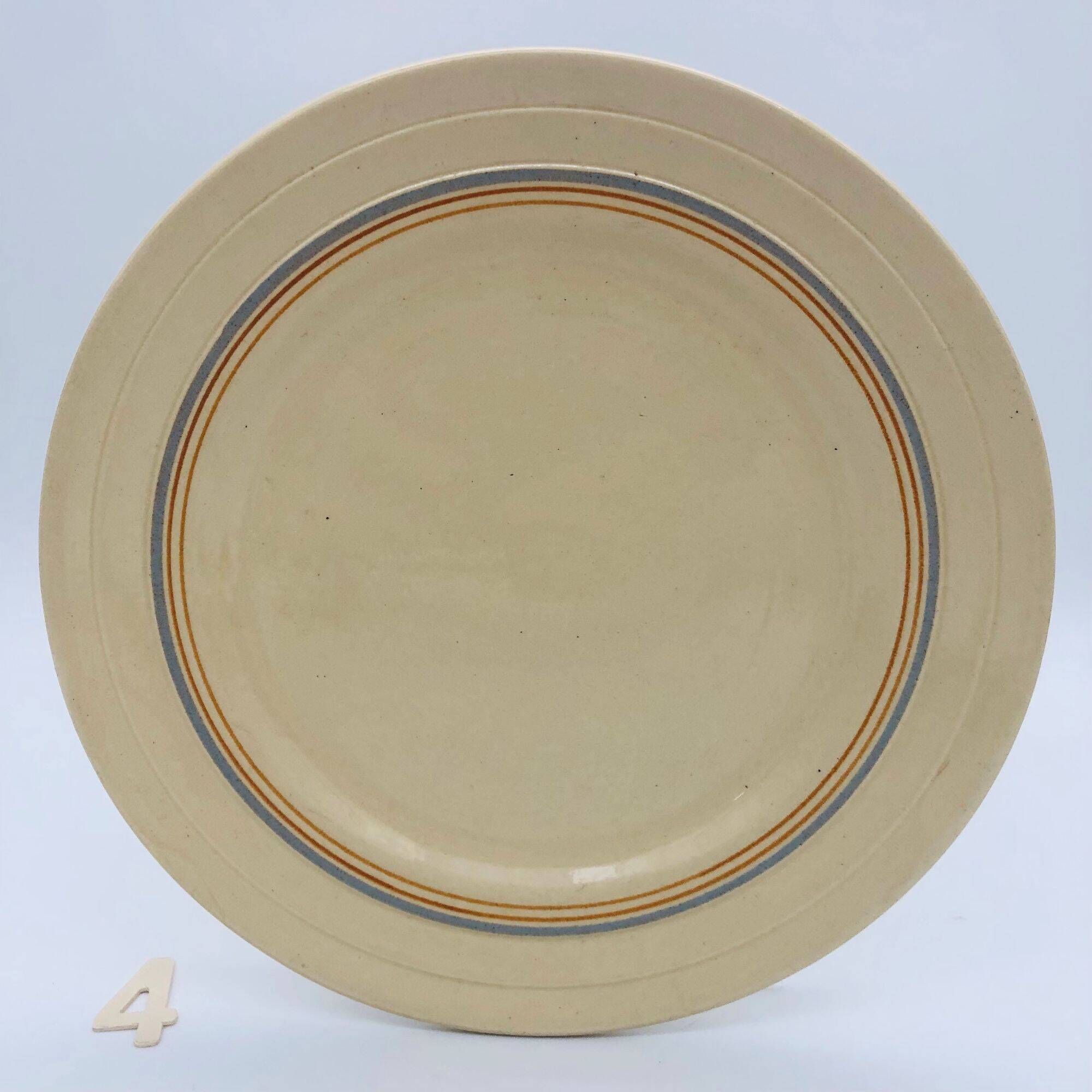 6 flat plates with a fine decoration of blue and gold borders.