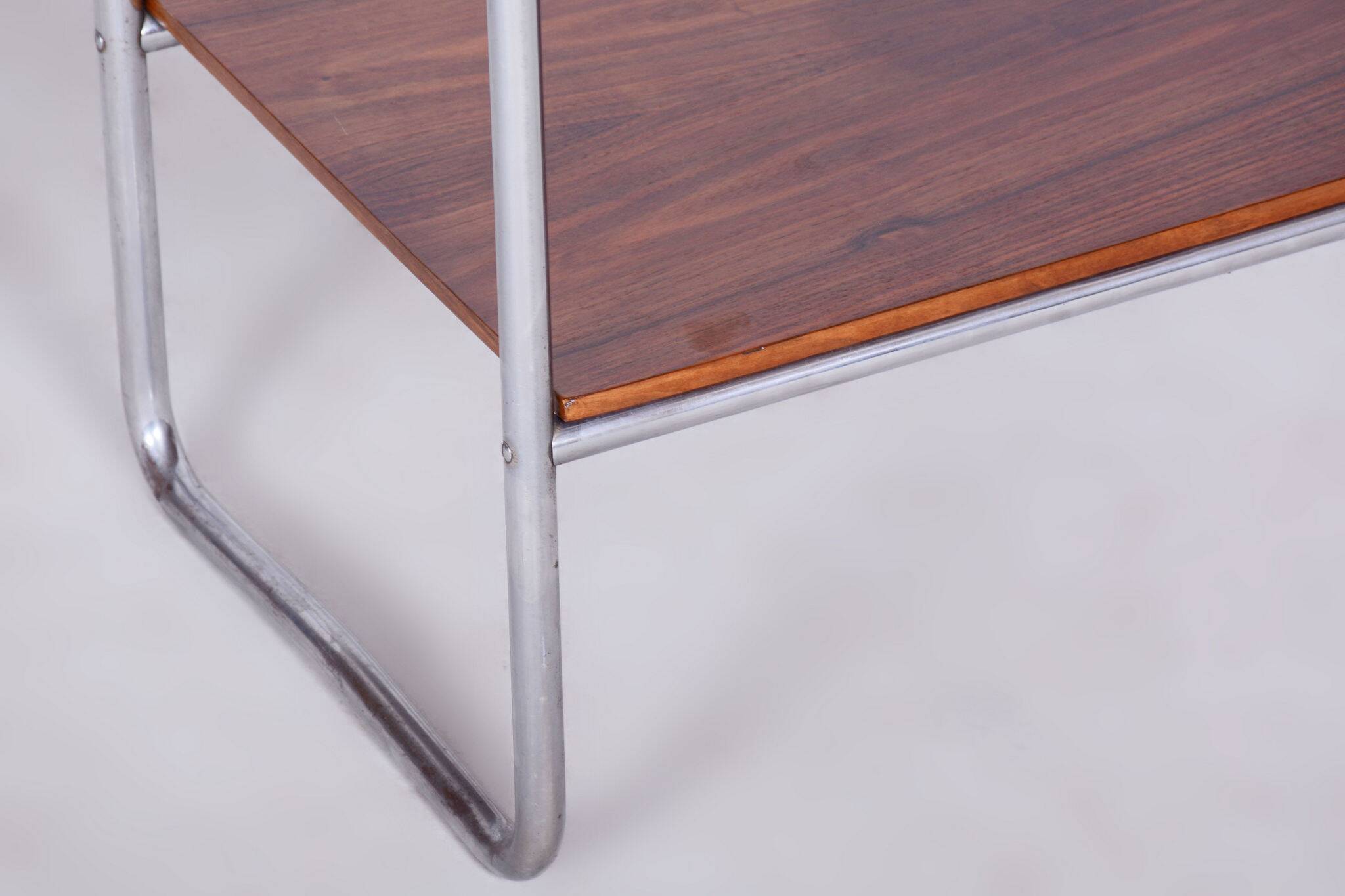 Table d'appoint Bauhaus restaurée, noyer, acier chromé, tchèque, années 1930