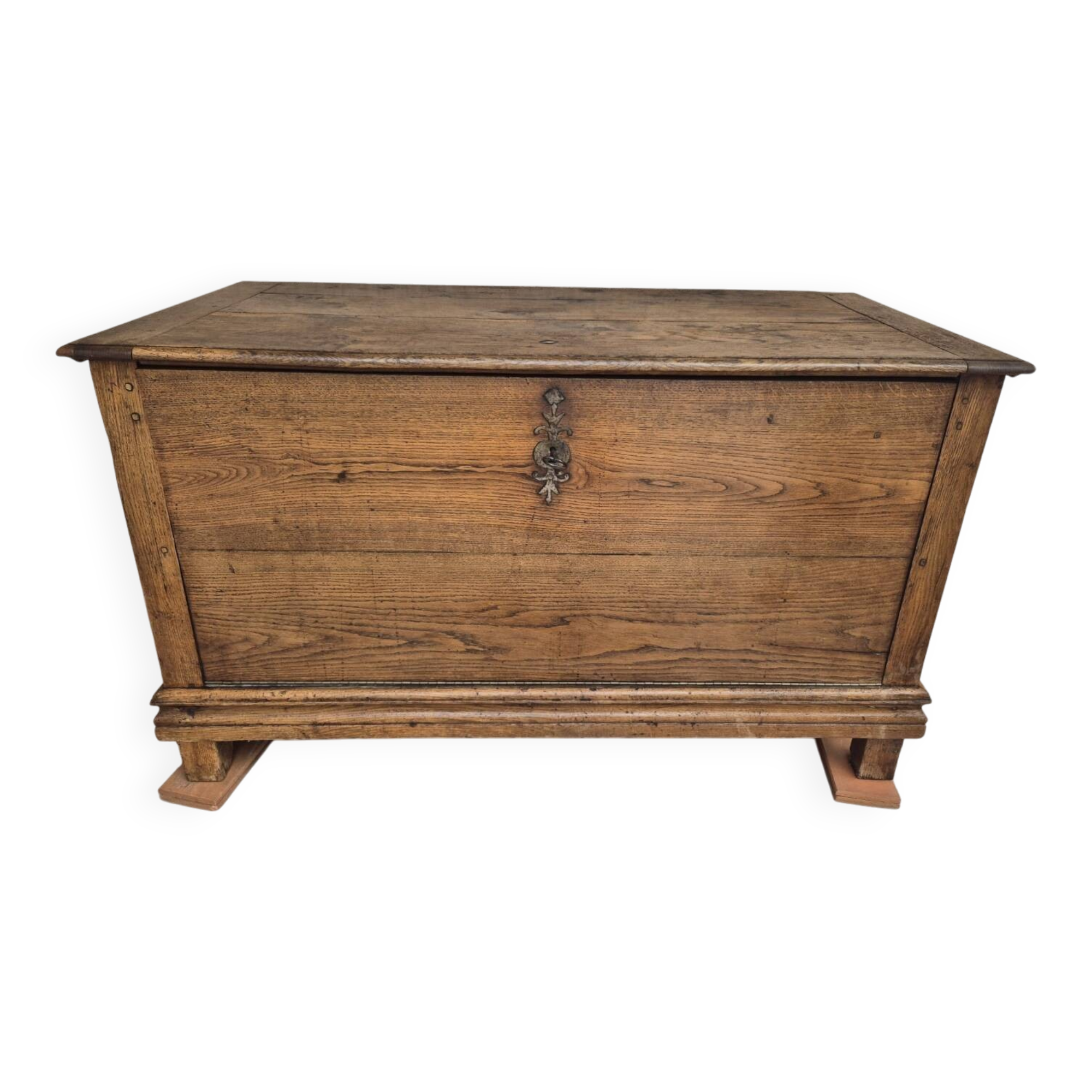 Late 19th century oak laundry chest
