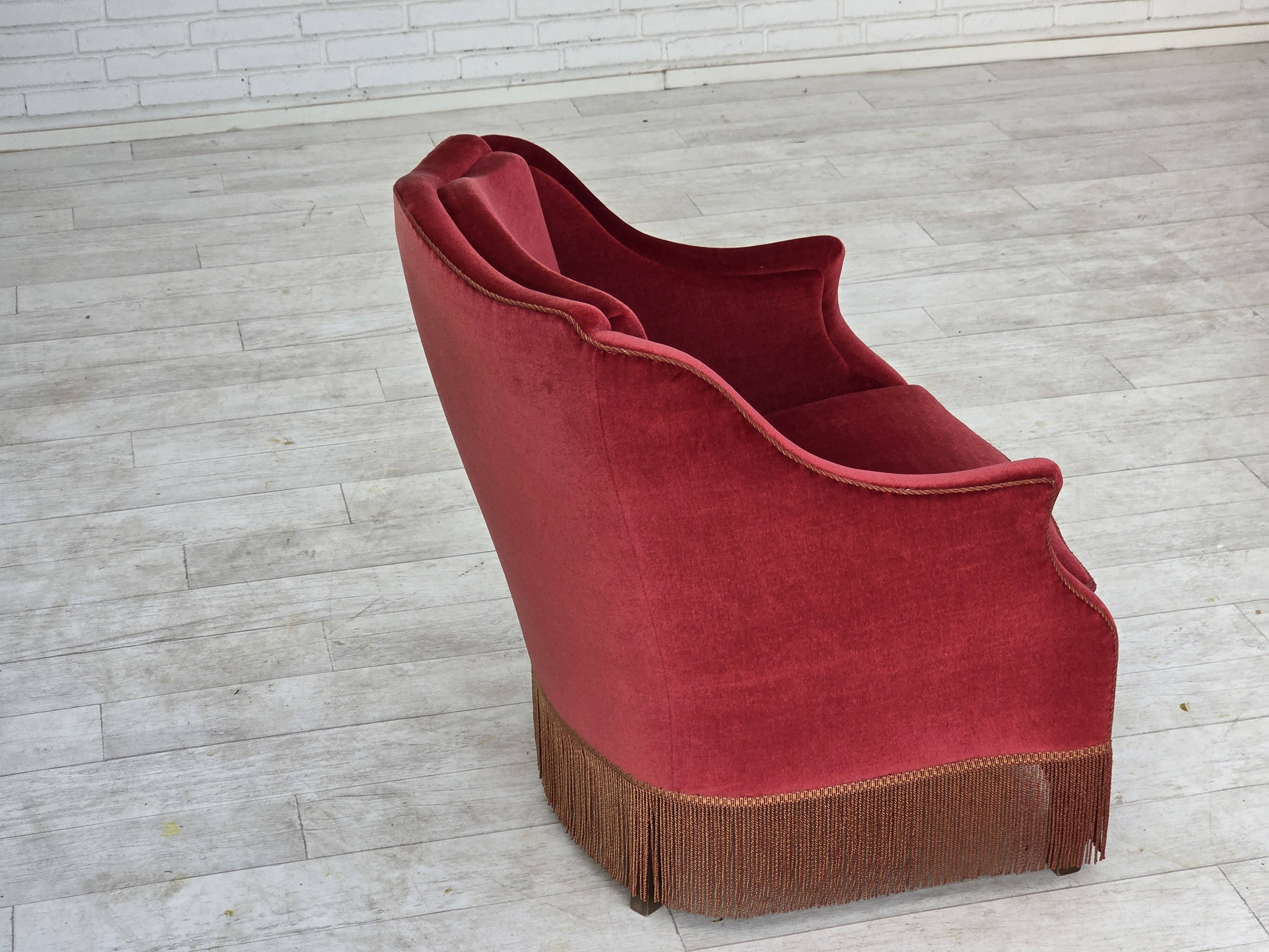 Fauteuil danois des années 1970, velours de mobilier, pieds en bois d'orme.