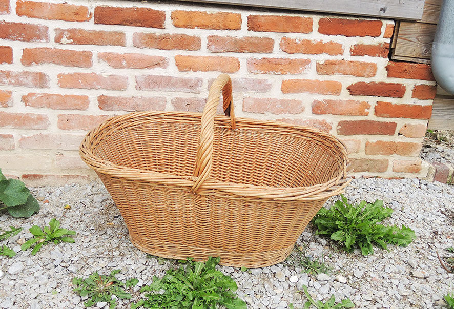 Basket with light wicker linen
