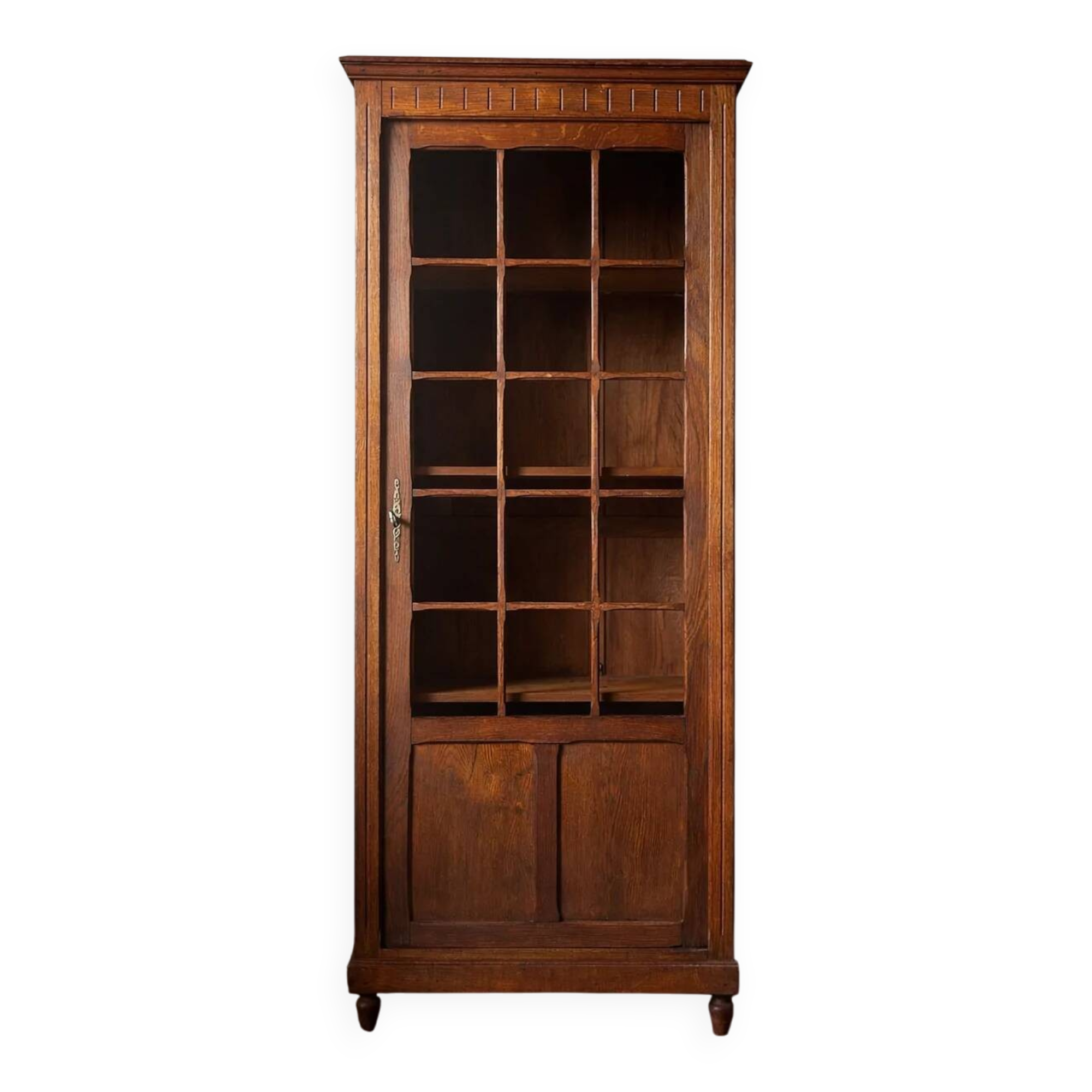 Small Parisian glass-fronted cabinet in oak from the late 19th century – a timeless ally for small spaces.