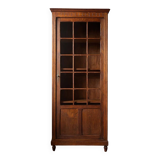 Small Parisian glass-fronted cabinet in oak from the late 19th century – a timeless ally for small spaces.