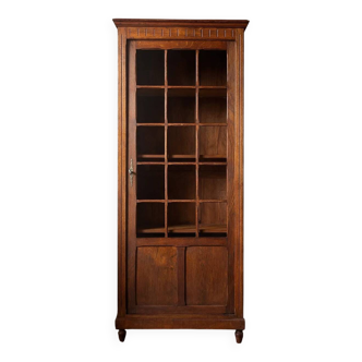 Small Parisian glass-fronted cabinet in oak from the late 19th century – a timeless ally for small spaces.