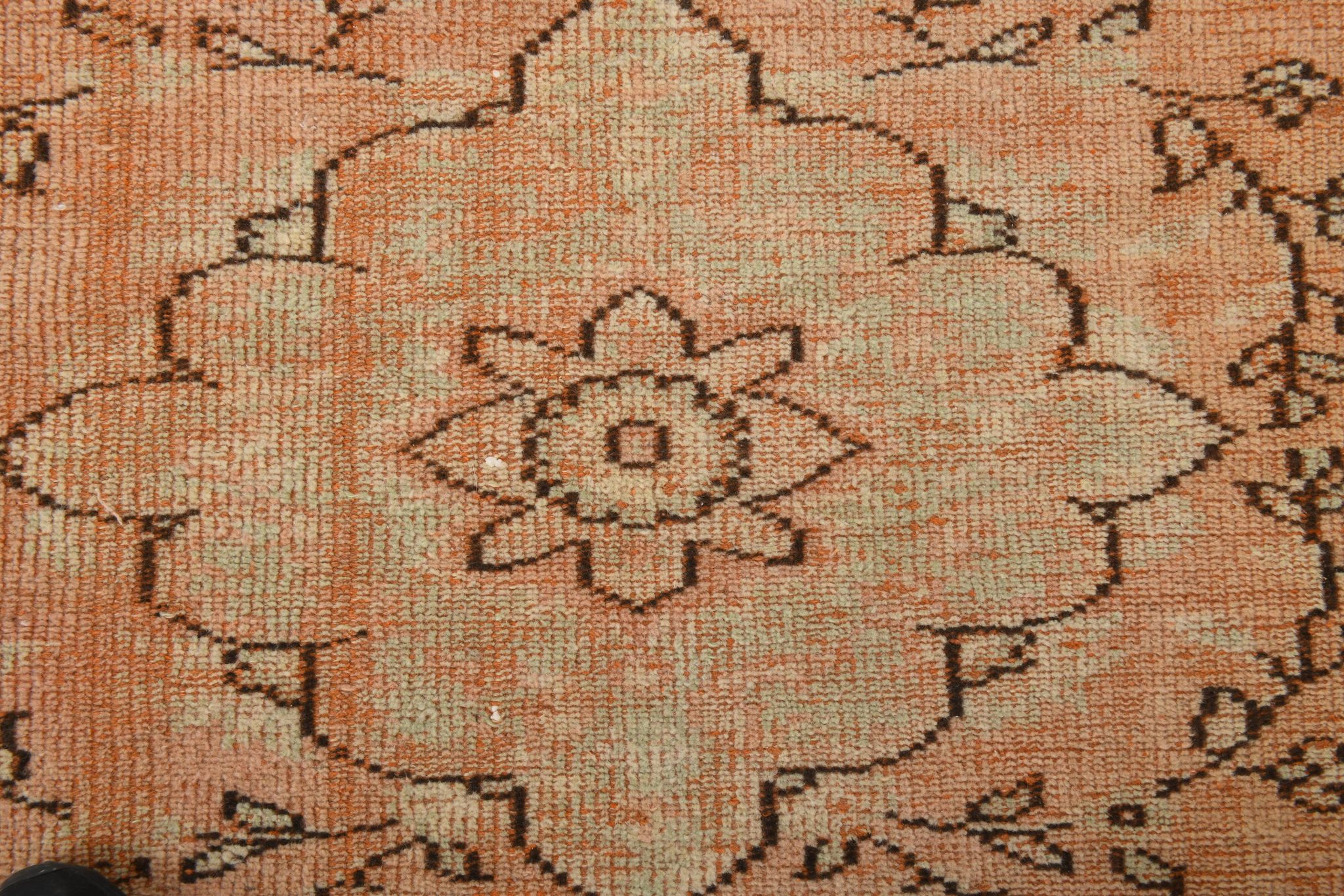 Tapis vintage rose poudré fait main en laine, style oriental doux