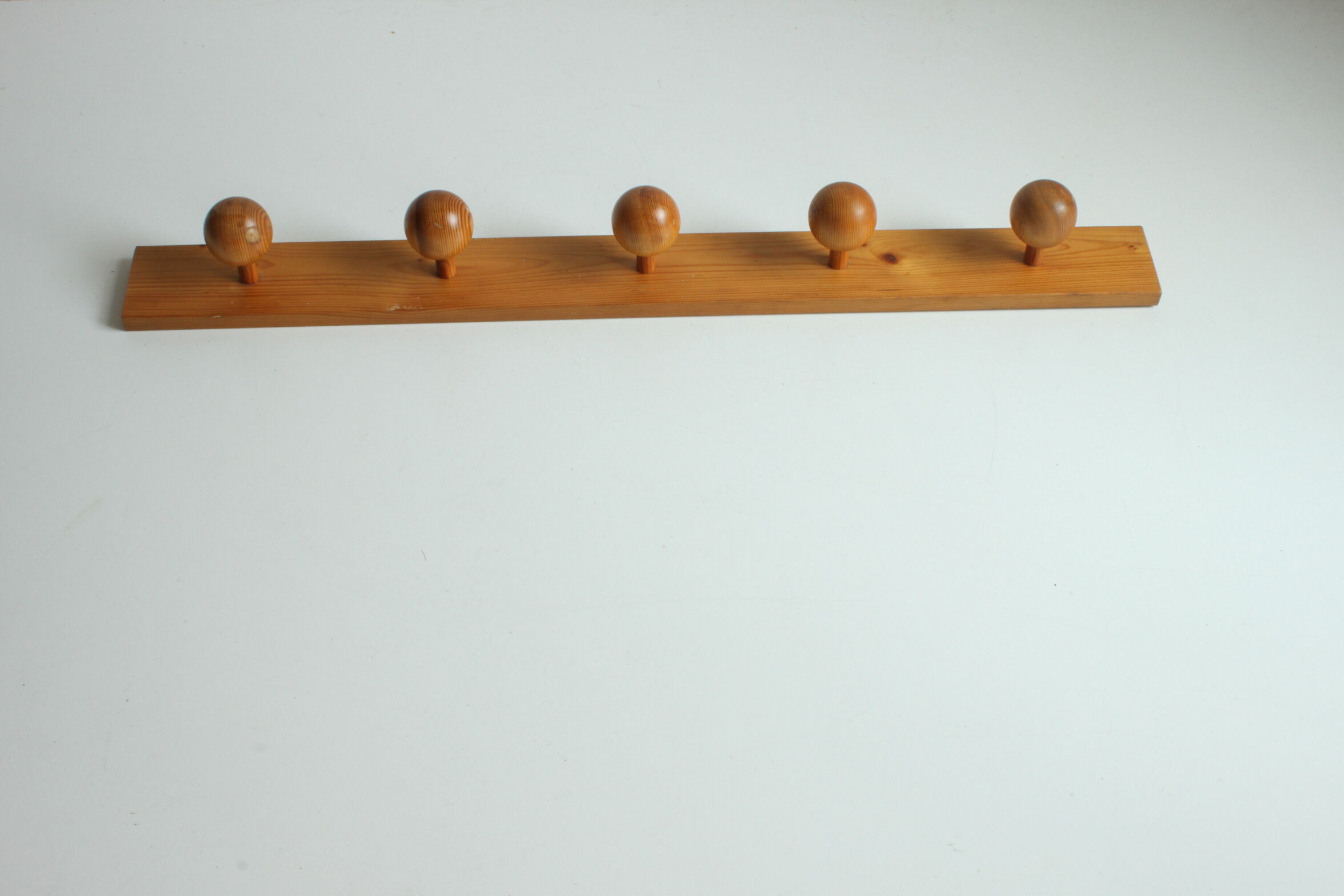 Scandinavian pine wooden ball shaped coat hooks, 1970s.