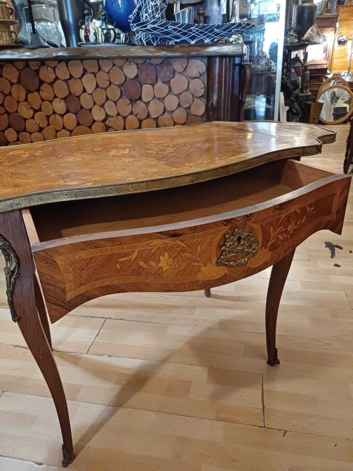 Table, drop-leaf desk "fully marquetry, Louis XV style, Period