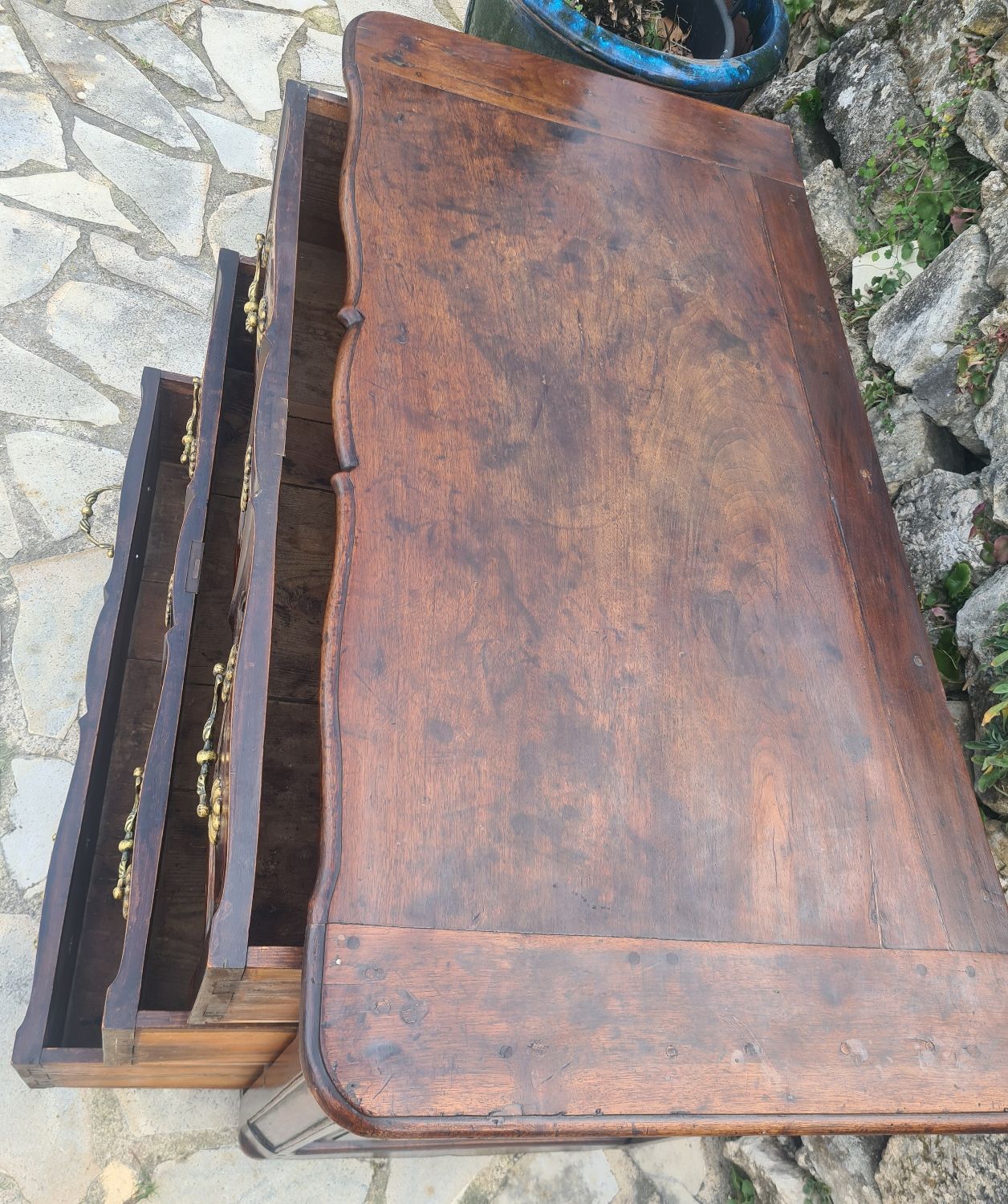 Crossbow chest of drawers in walnut, 18th century period