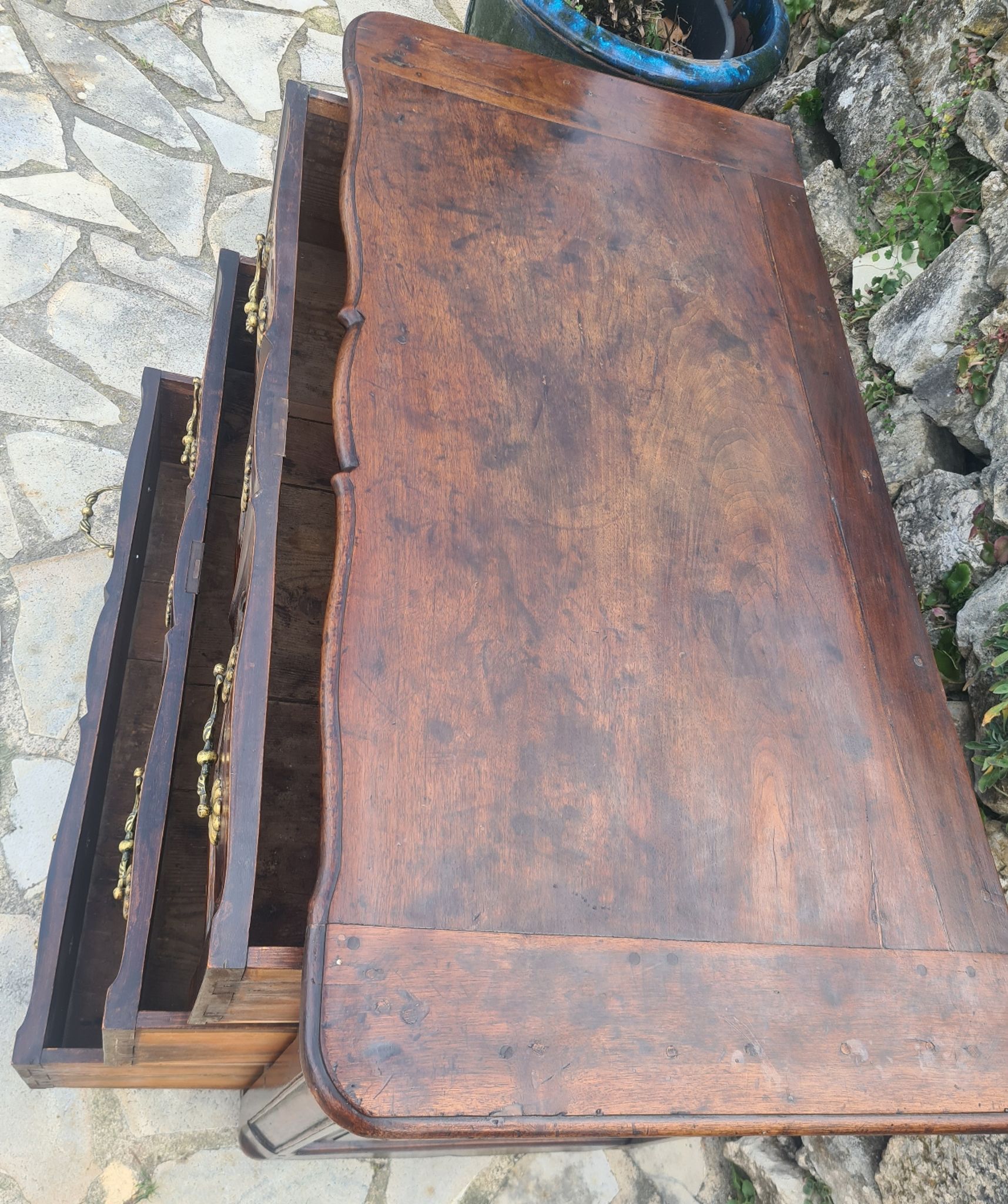Commode arbalète en noyer époque 18ème siècle