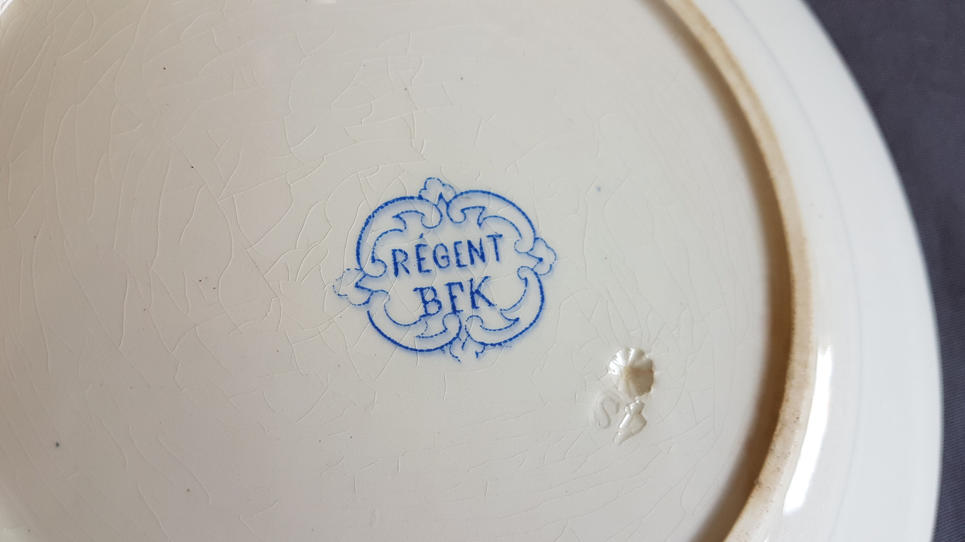 Hollow plate in earthenware decorated with flowers