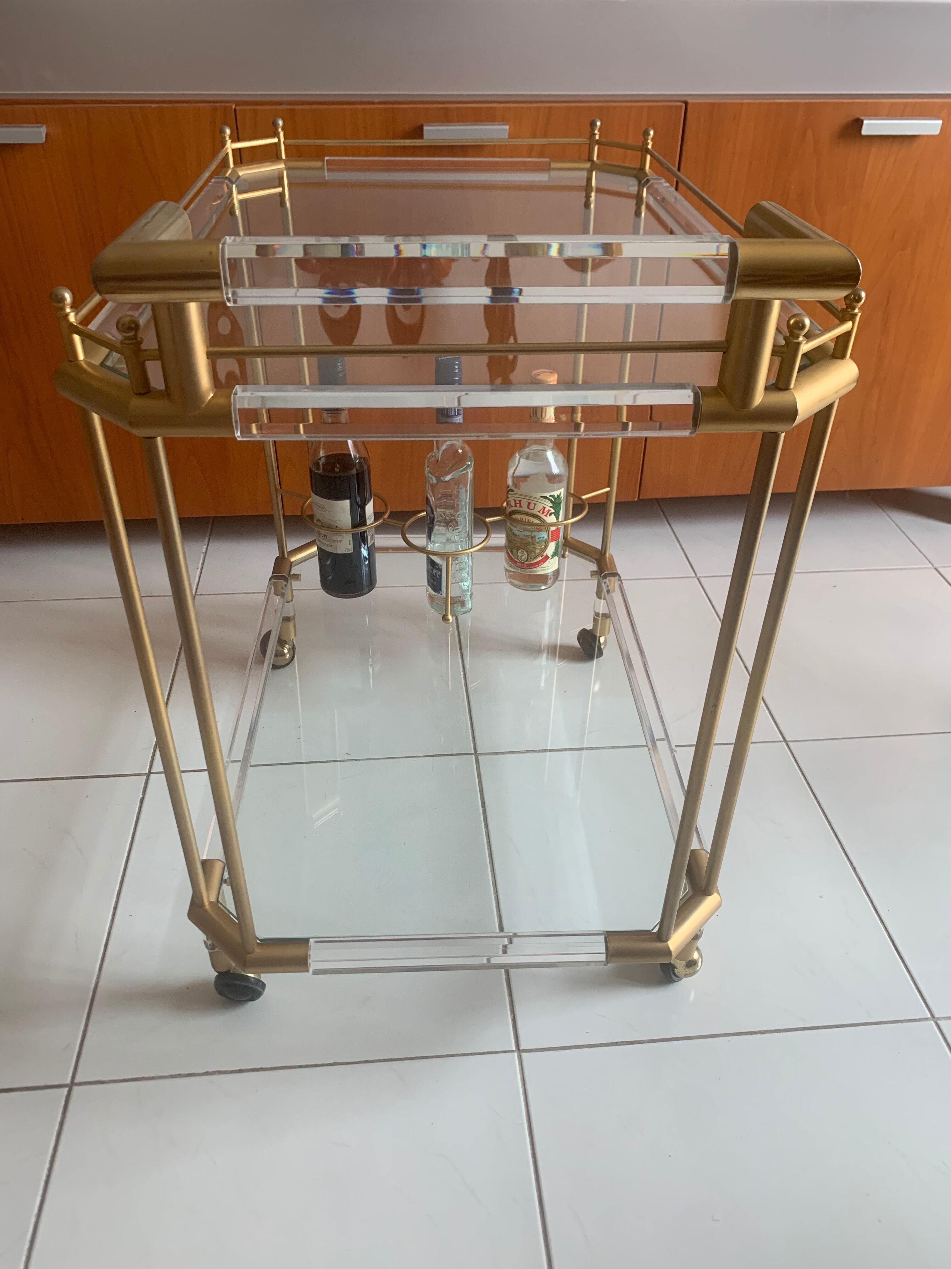Desserte design en plexiglass et verre