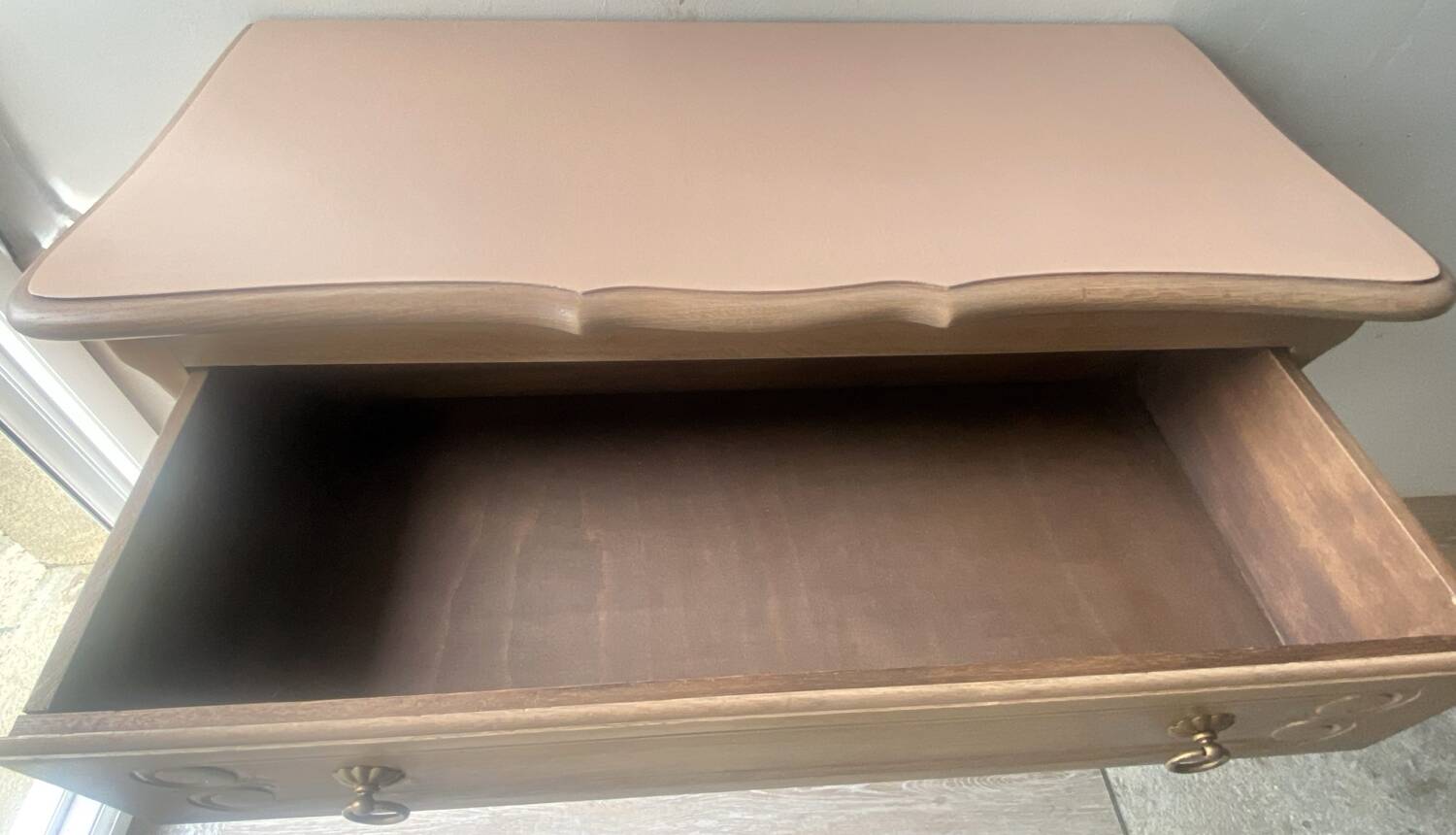 Commode style Louis XV rénovée -bois et couleur nude