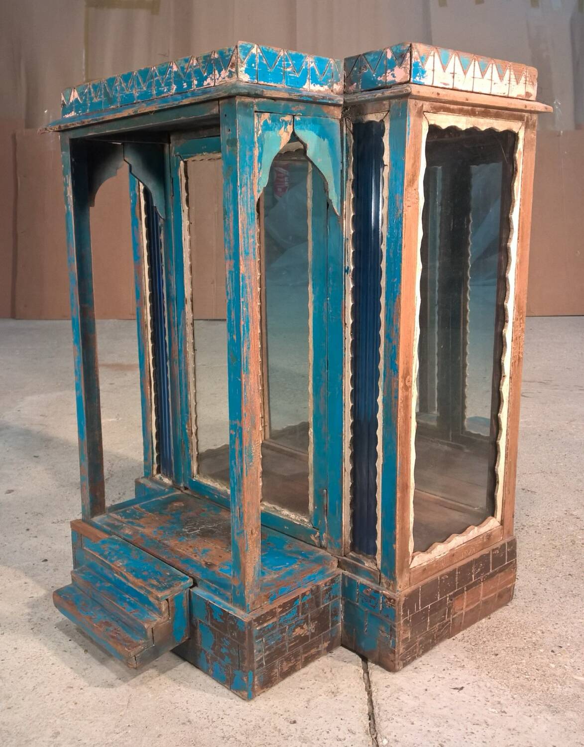 Vintage Art Deco display cabinet in teak.