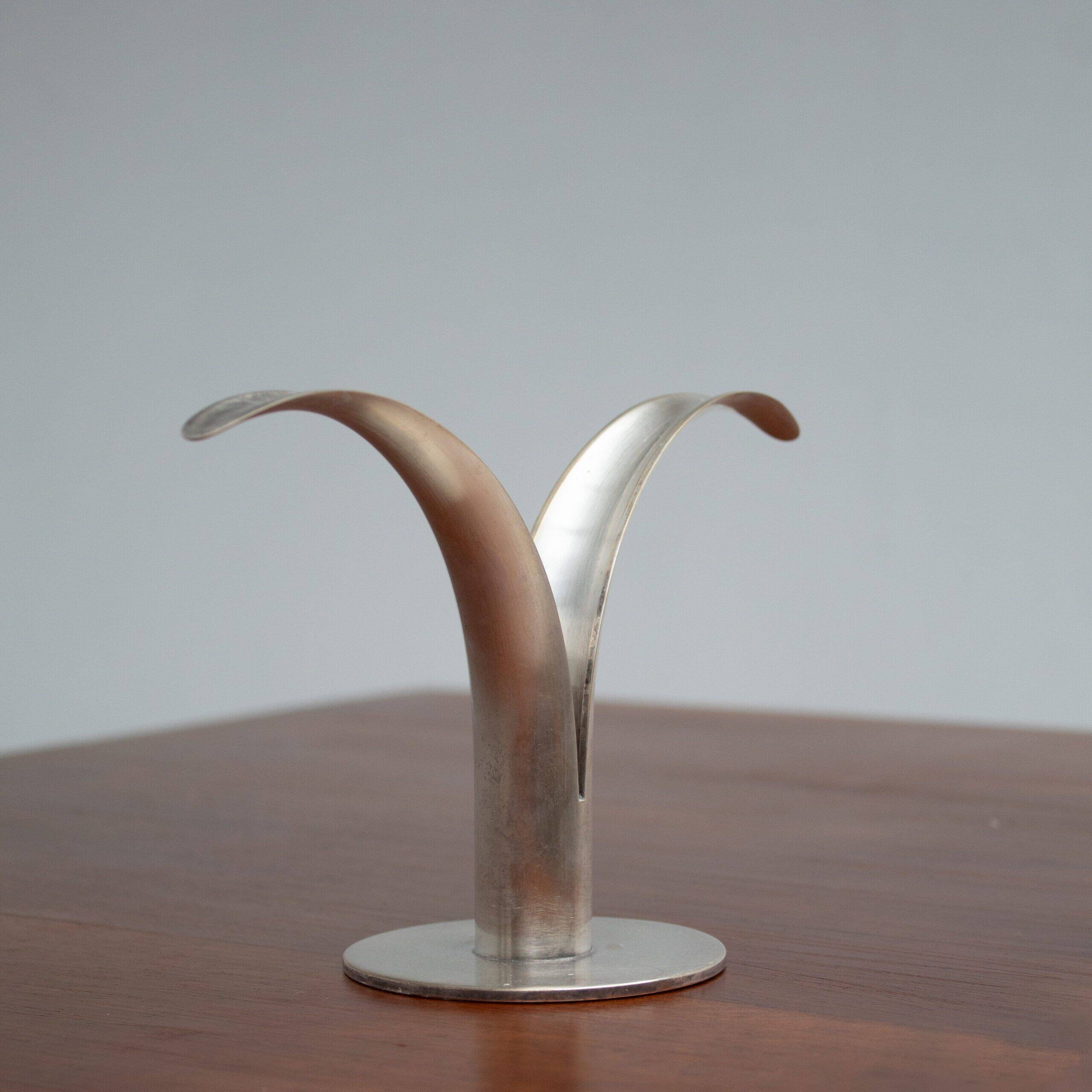 Ensemble de deux bougeoirs en métal argenté par Ystad-Metall, Suède.