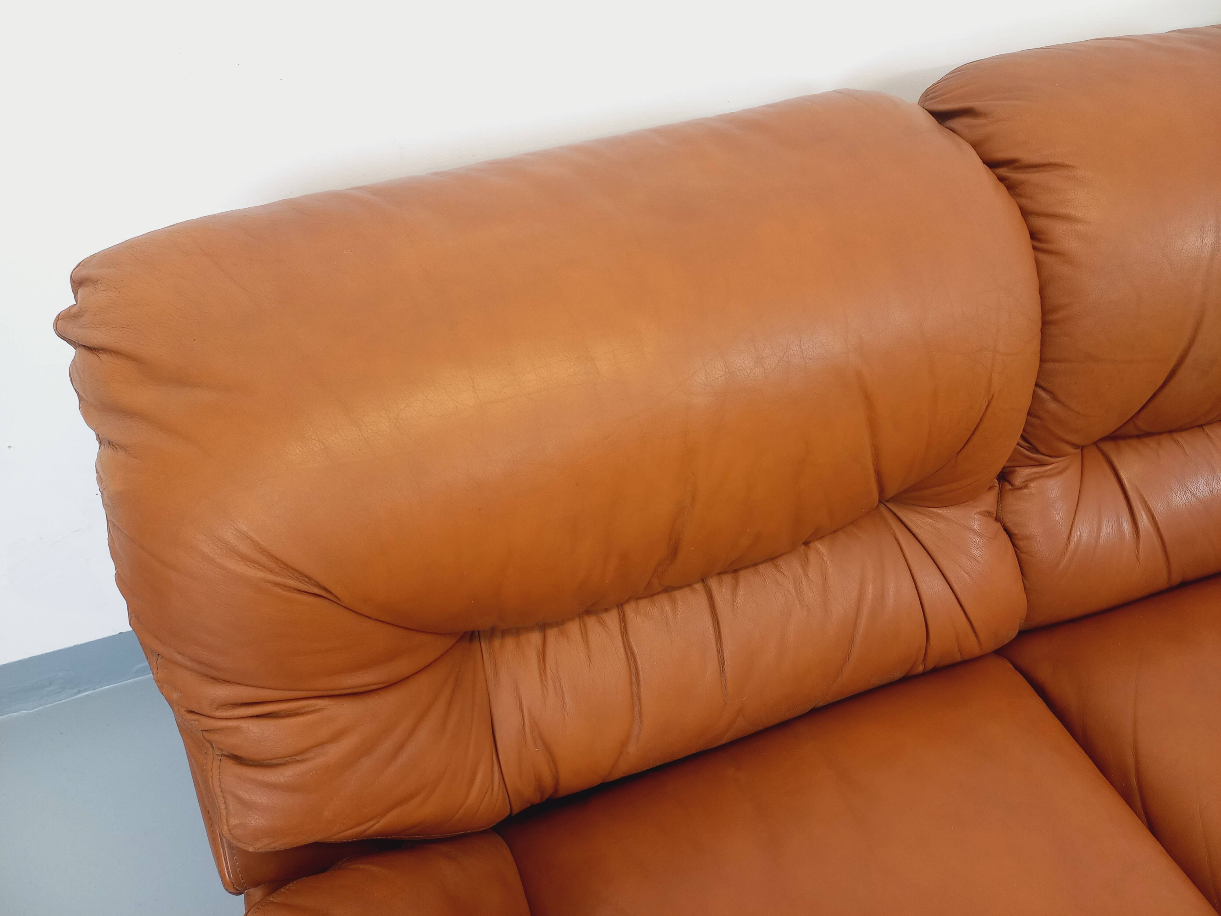 Vintage cognac camel leather canapé from the 1970s.