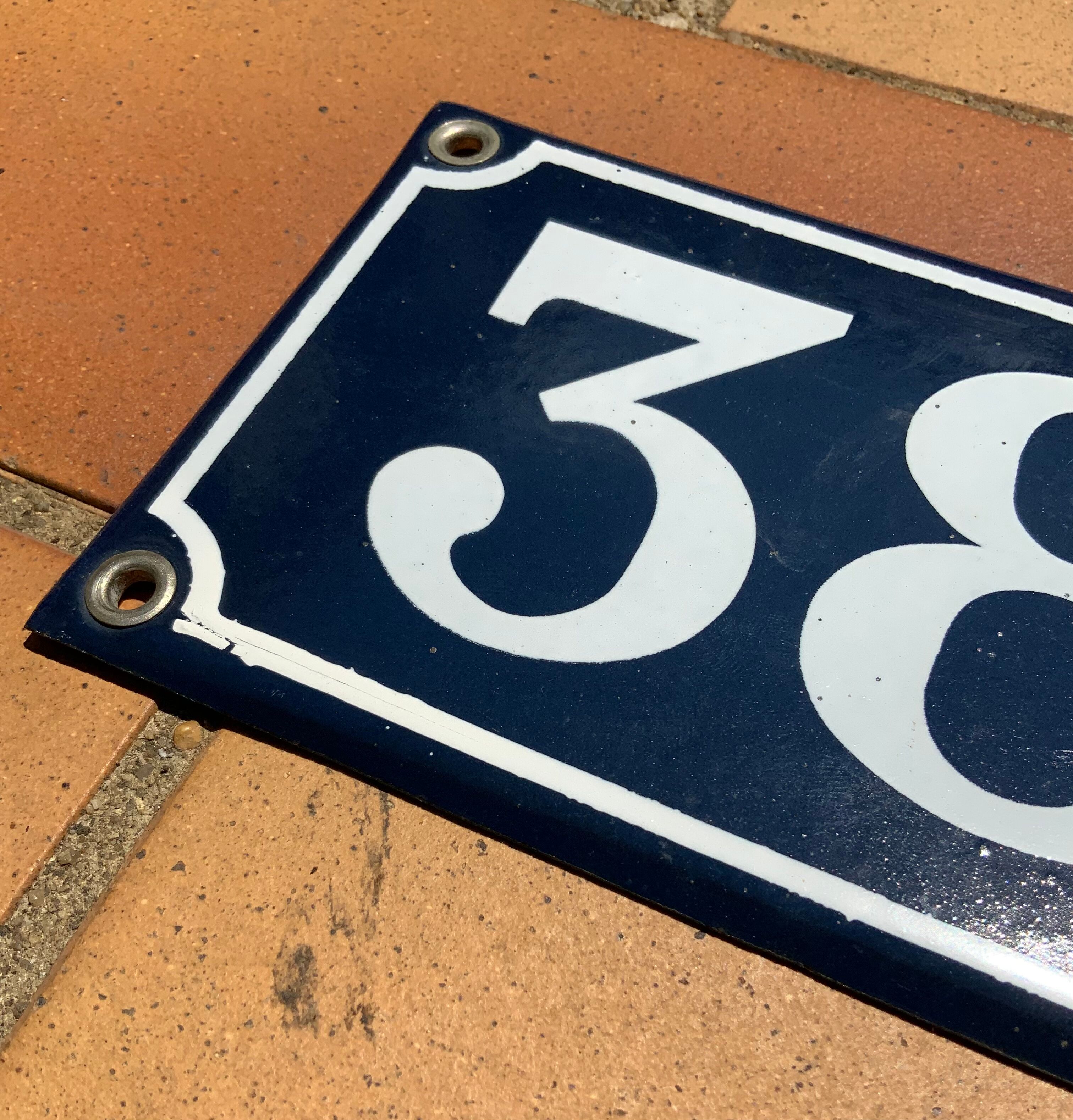Street plate in blue and white