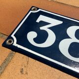 Plaque de rue en tôle émaillée bleue et blanche numéro 38