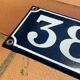 Plaque de rue en tôle émaillée bleue et blanche numéro 38