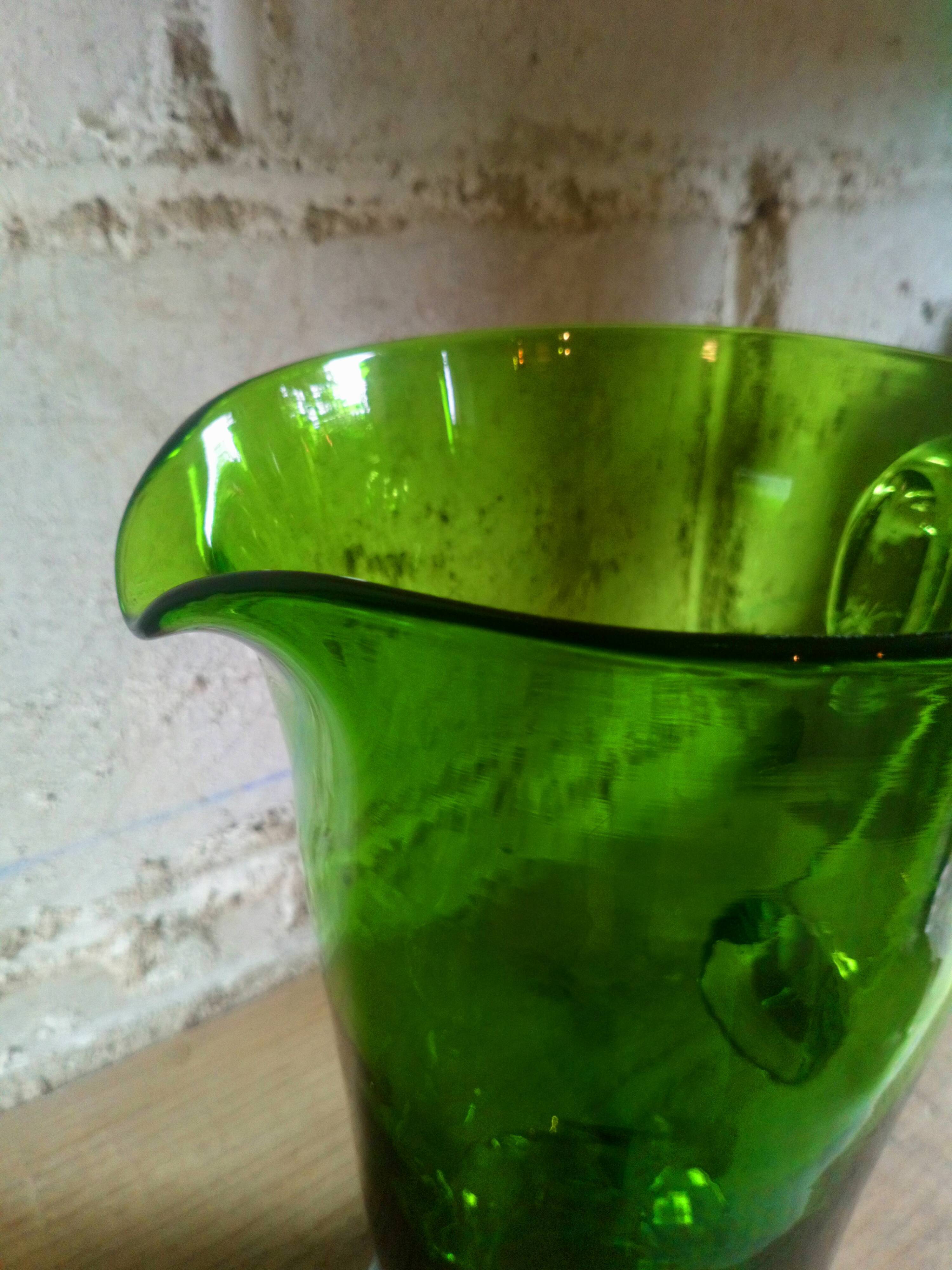 Deux pichets en verre soufflé vintages