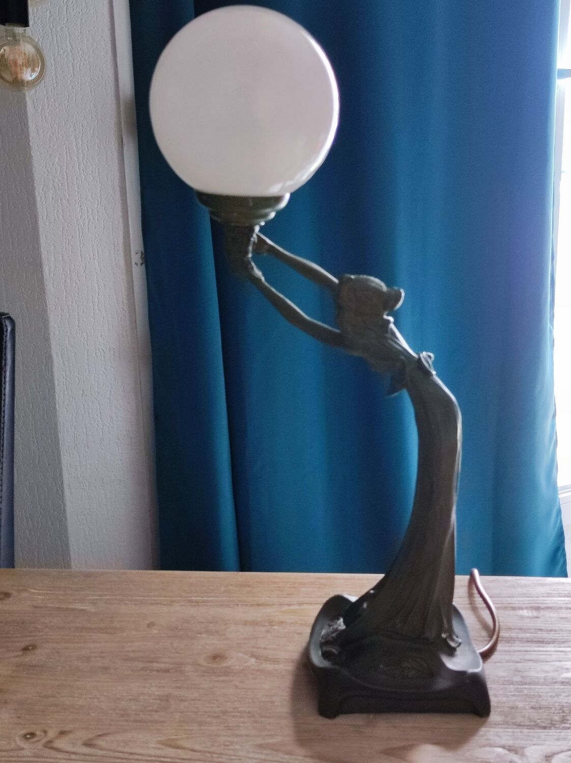 Women's statuette lamp