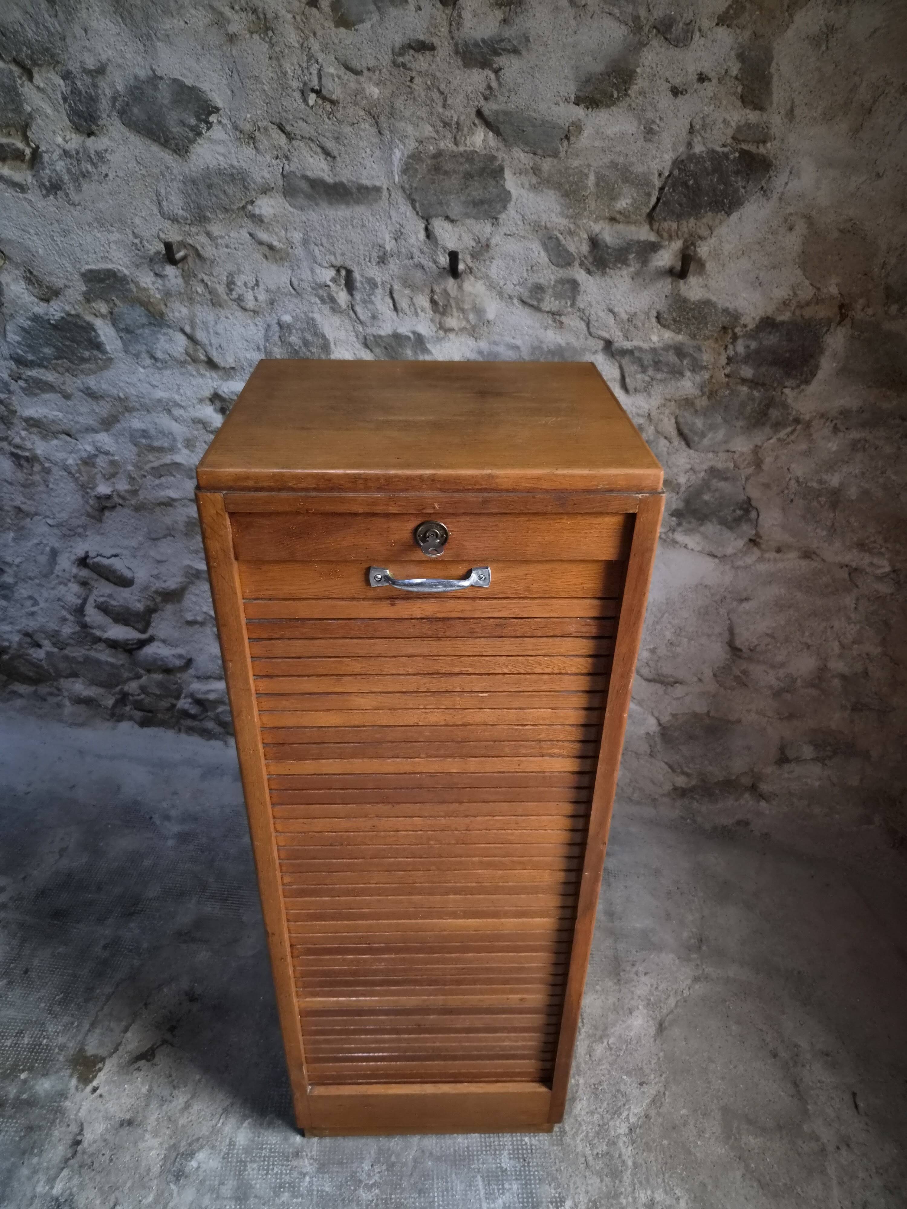 Armoire à rideau vintage en chêne | France | 1960s–1970s